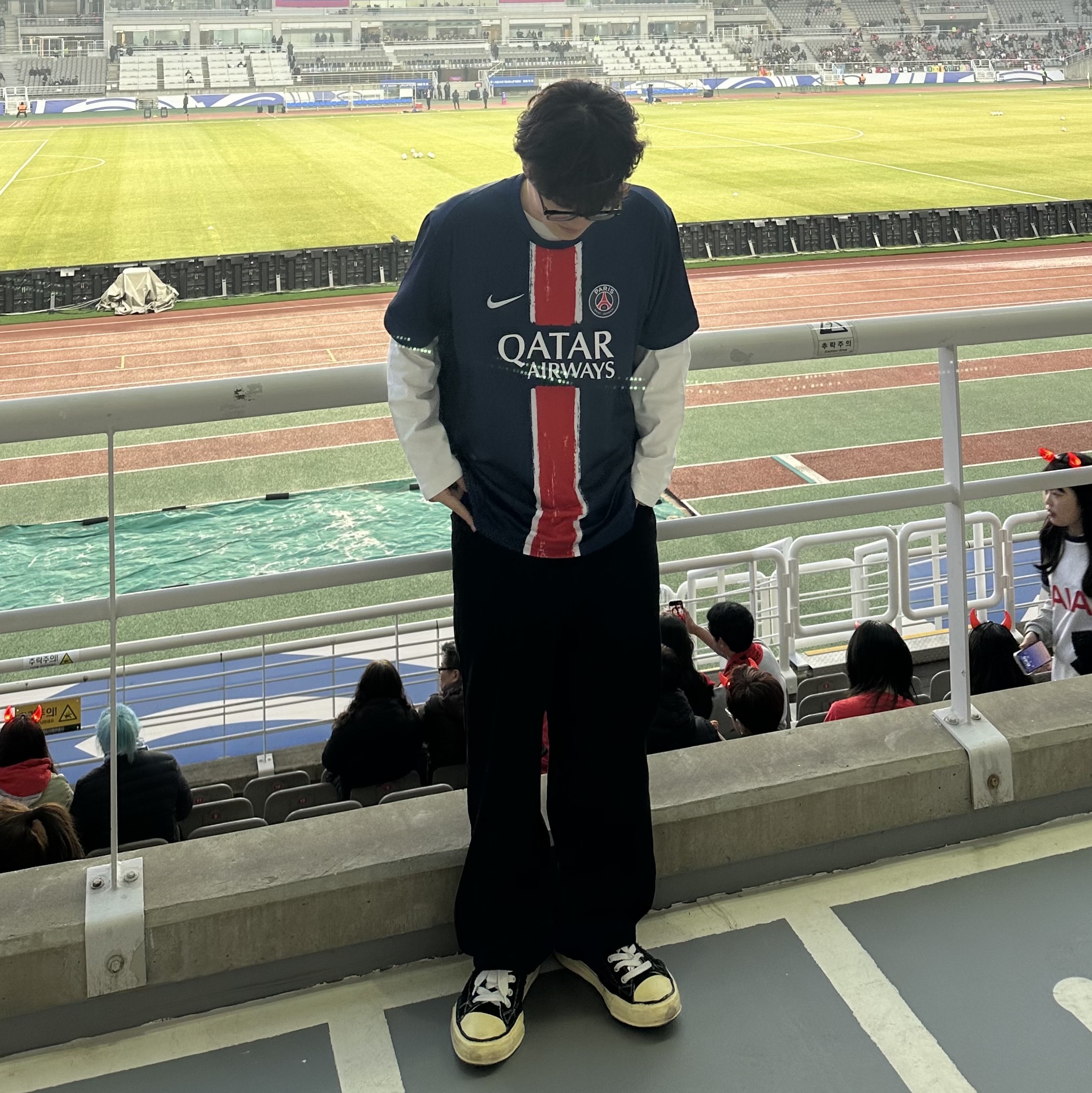 Nike Paris Saint-Germain 2024/25 Dri-Fit Stadium Home Replica Jersey Midnight Navy (Non Marking Ver.), Maison Mihara Yasuhiro Peterson VL OG Sole Canvas Low-top Sneakers Black 착용 스타일