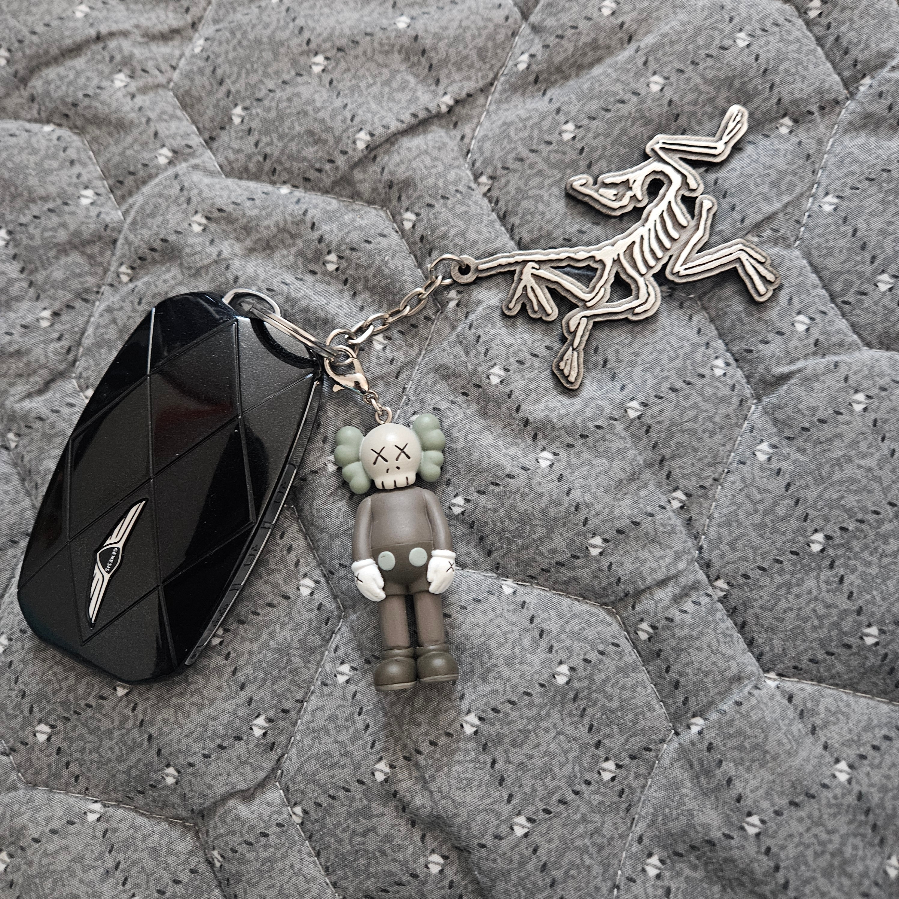 Kaws Tokyo First Companion Keychain Brown, Arc'teryx Keyring Metal 착용 스타일