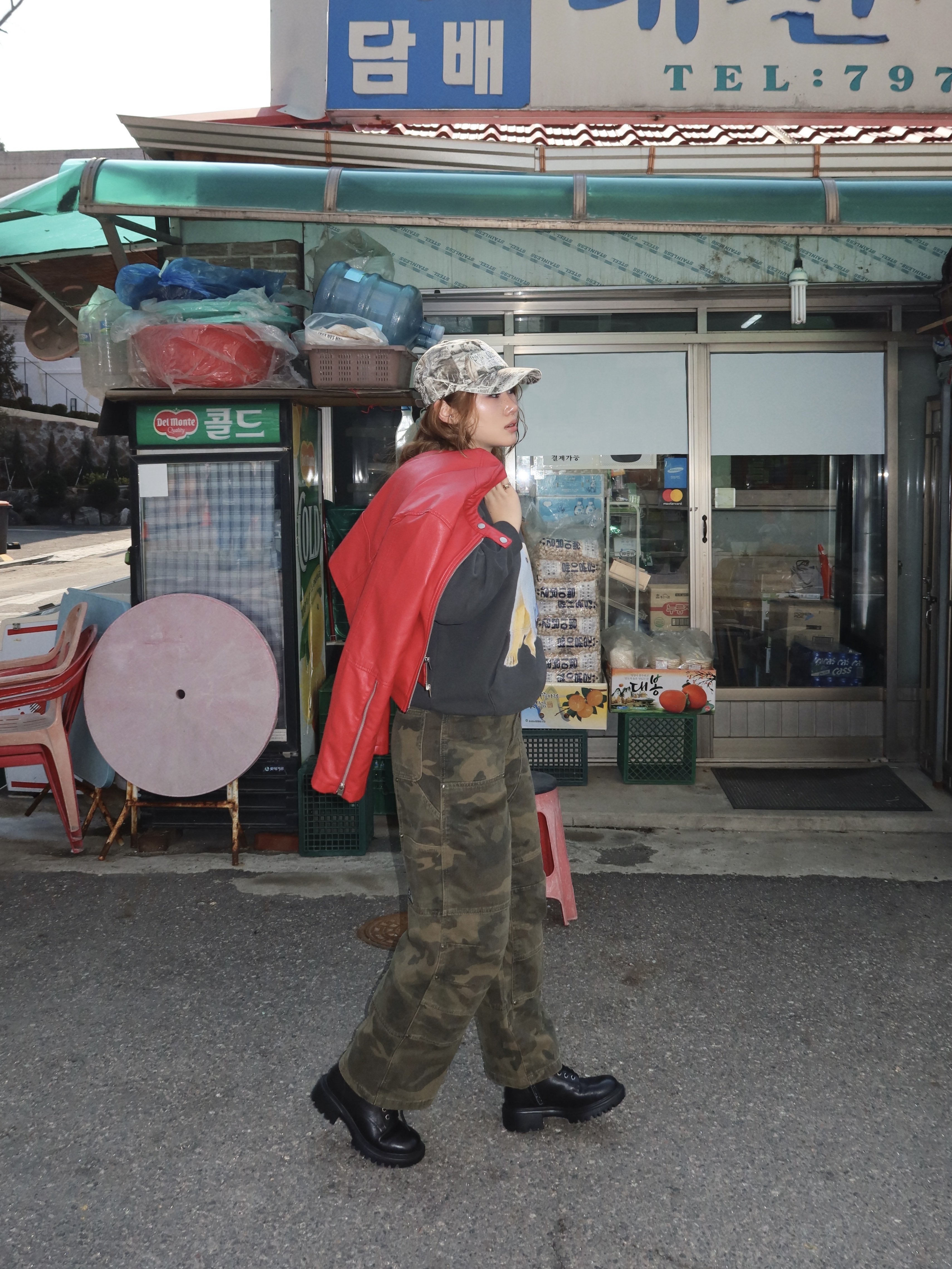 [KREAM 단독] ersco Original Logo Cap Realtree, [KREAM 단독] Suade Huh Hoodie Pigment Black 착용 스타일 - 2