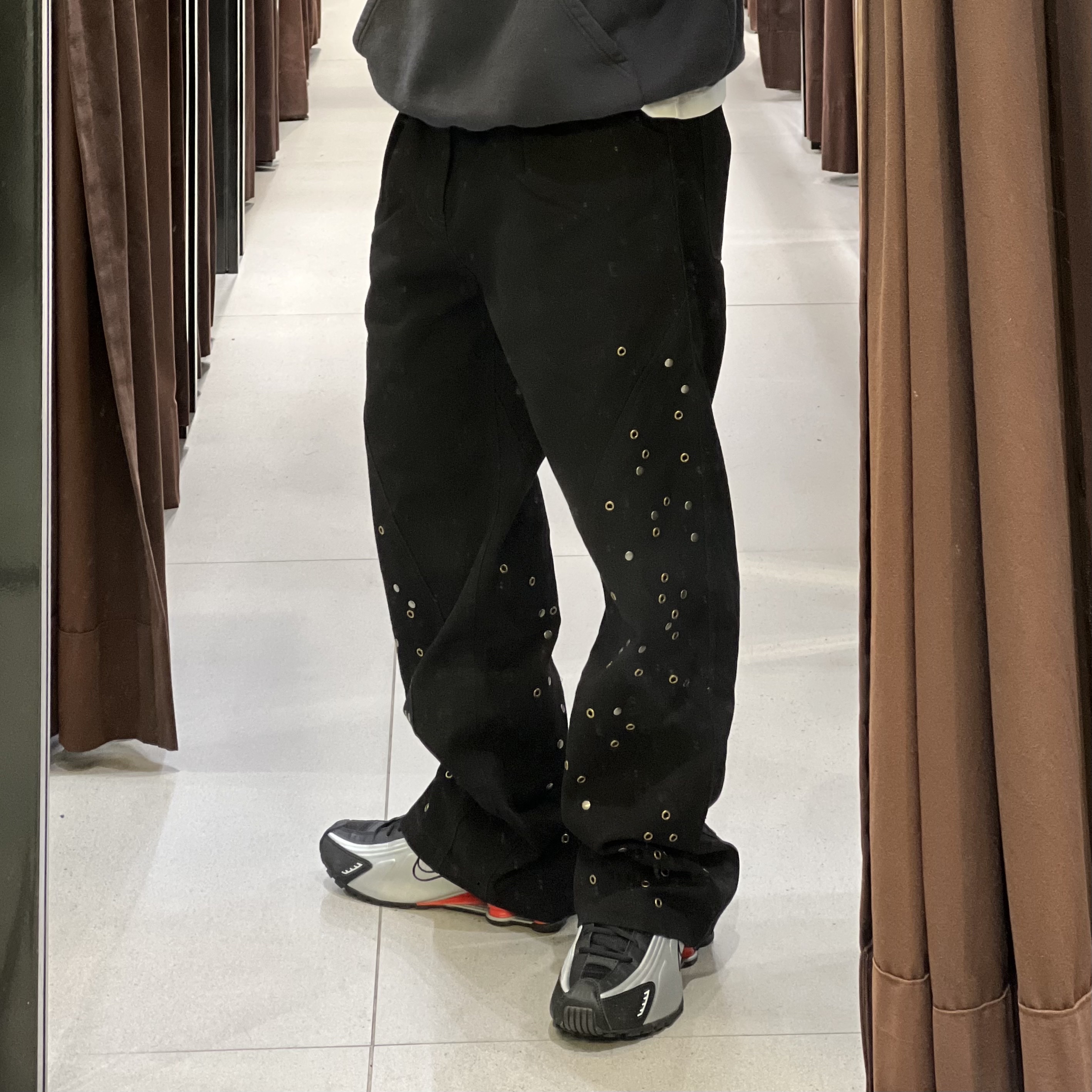 Nike Shox R4 Metallic Silver Red, Zara x Andersson Bell Relaxed Fit Studded Pants Black 착용 스타일 - 2