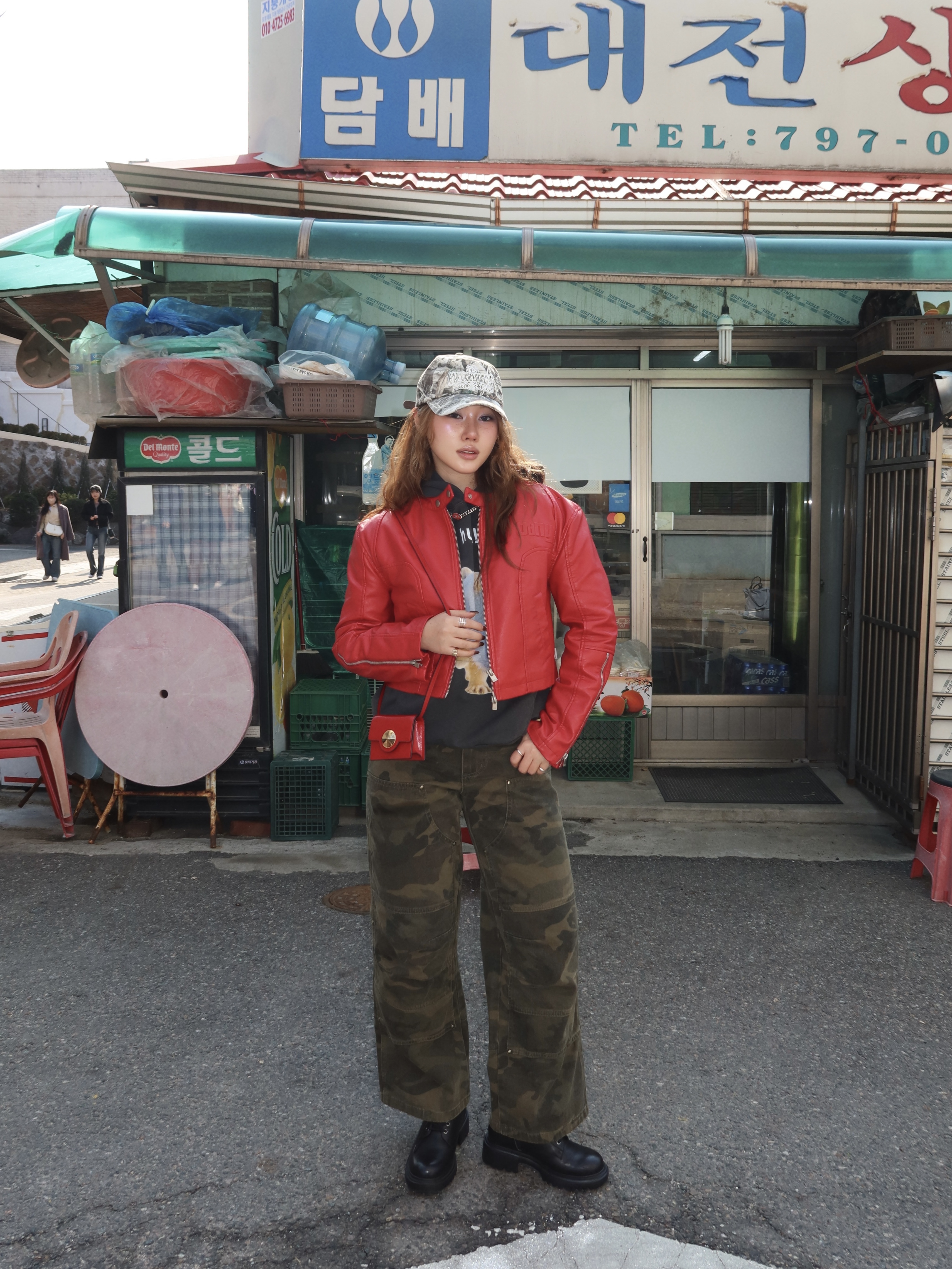 [KREAM 단독] ersco Original Logo Cap Realtree, [KREAM 단독] Suade Huh Hoodie Pigment Black 착용 스타일 - 1
