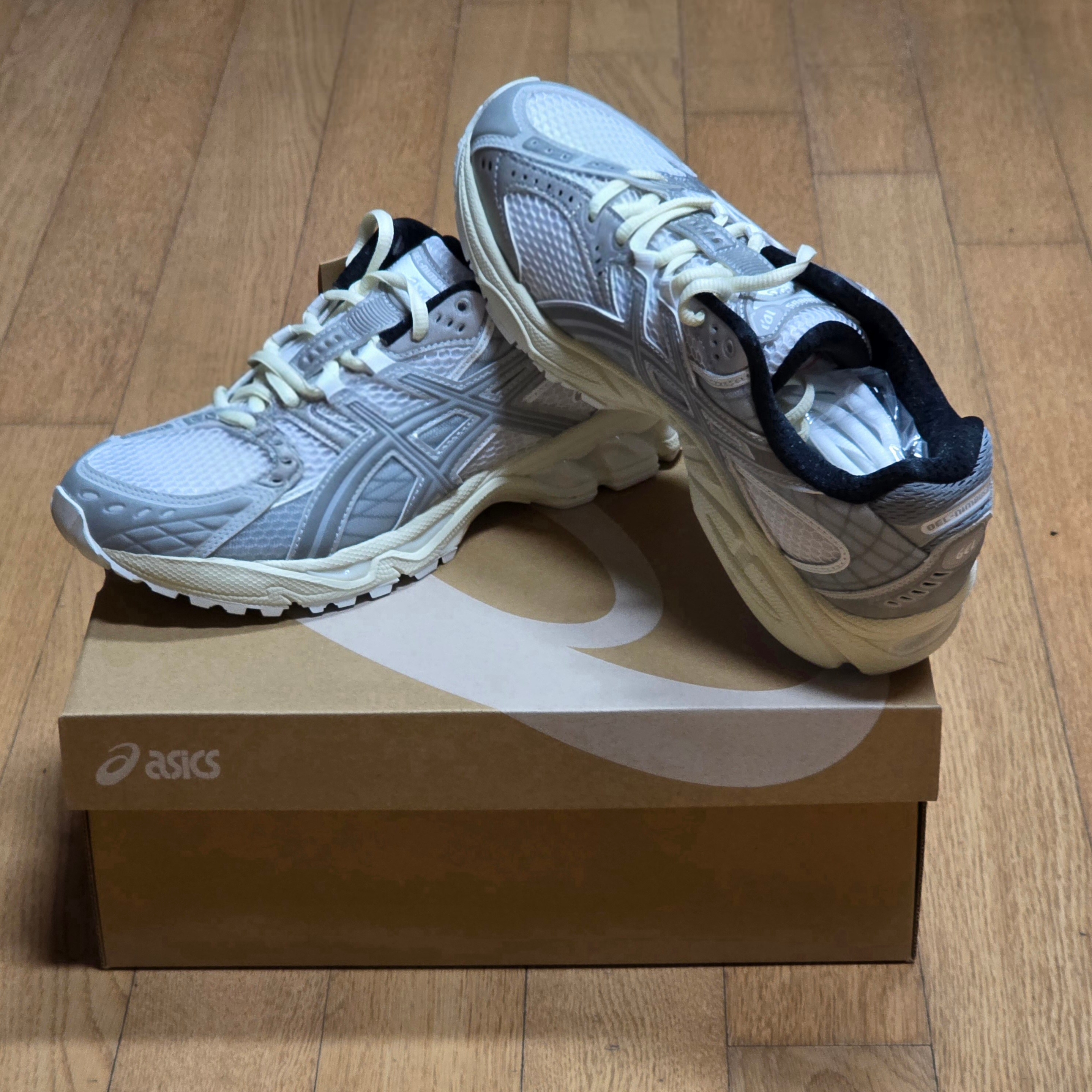 Asics x Min-Nano Gel-Nimbus 10.1 White Sheet Rock 착용 스타일