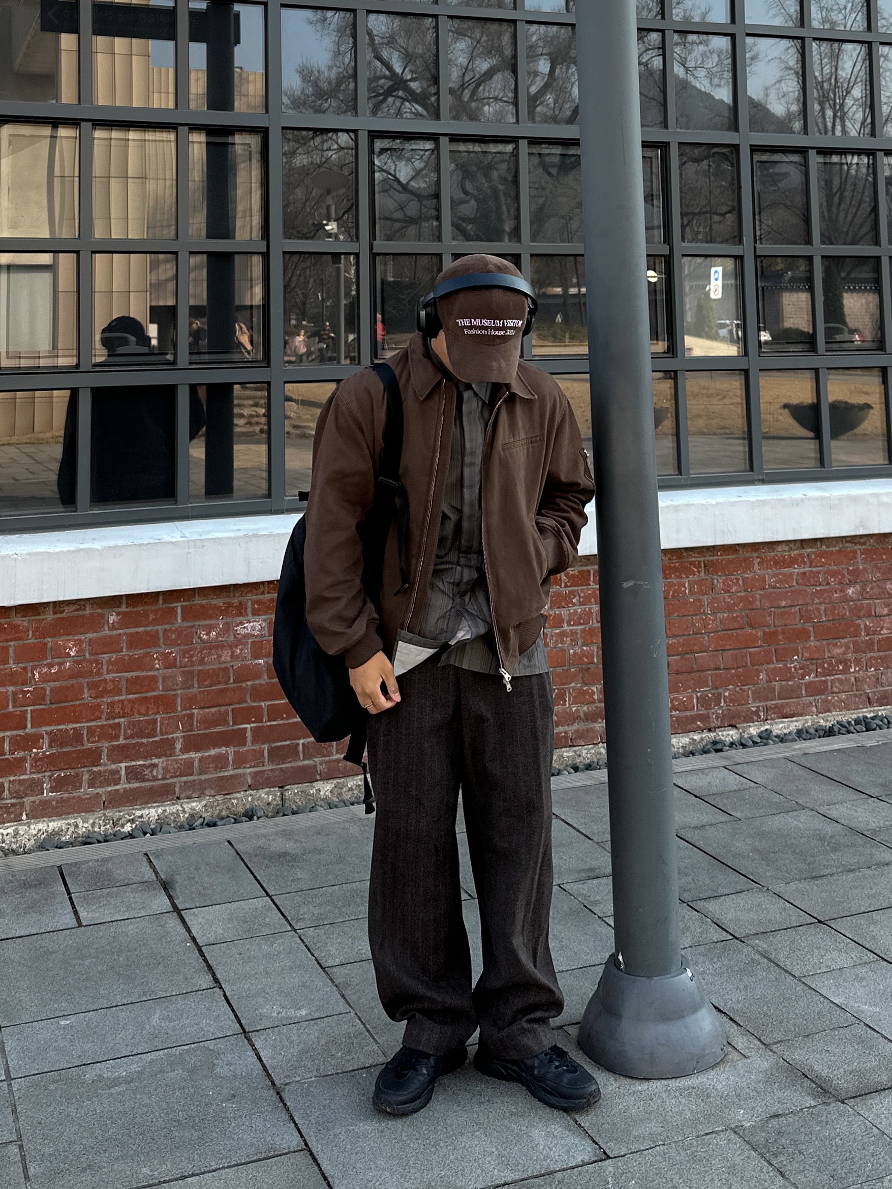 Amomento Stripe Square Pocket Oversized Shirts Khaki - 24FW, Amomento Wool Martin Pants Brown - 24FW 착용 스타일 - 3
