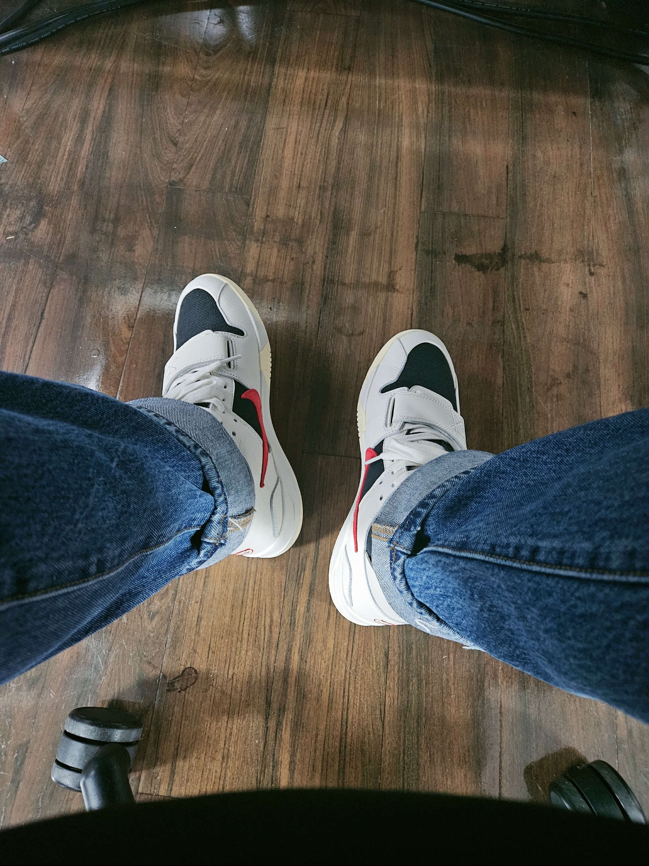 Jordan x Travis Scott Jumpman Jack TR University Red, Levi's 501 Original Fit Jeans Medium Indigo 착용 스타일