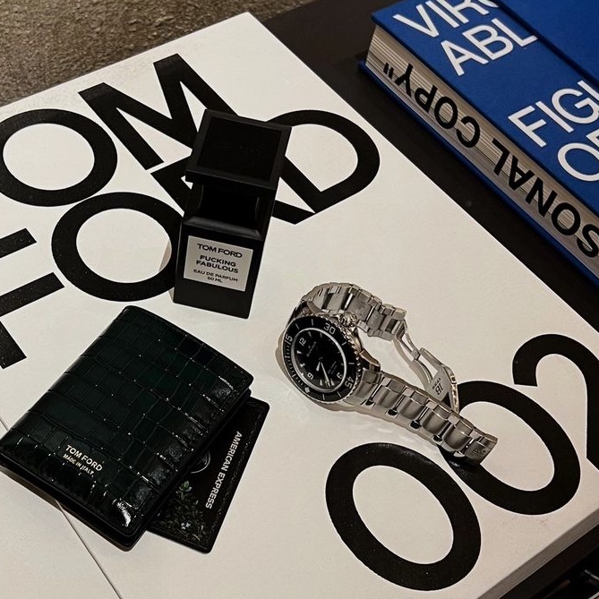 Tom Ford Grain Leather Folding Card Holder Black, Rolex Submariner 41mm 124060 Black Oyster 착용 스타일