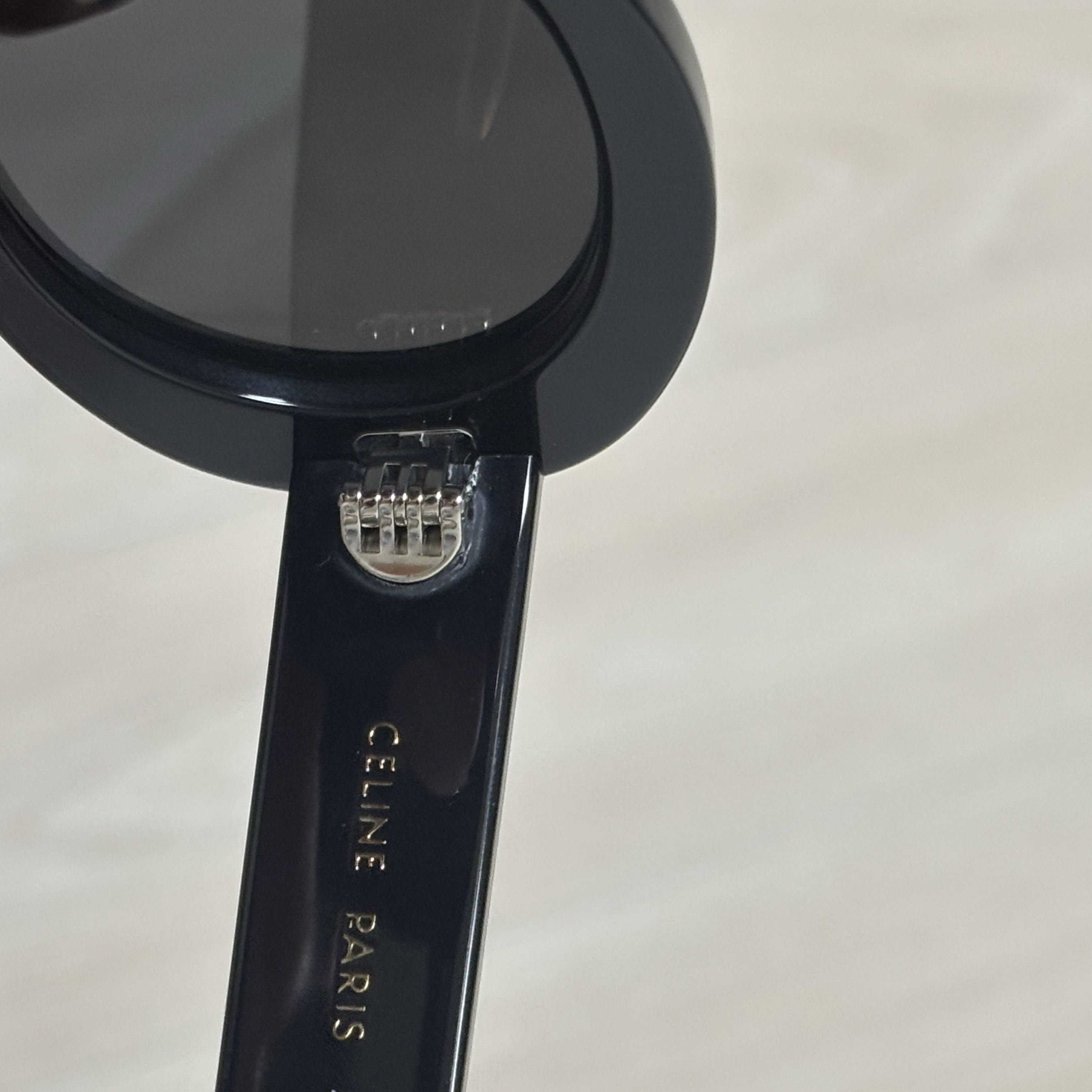 (W) Celine Triomphe 01 Sunglasses in Acetate Black 착용 스타일 - 1