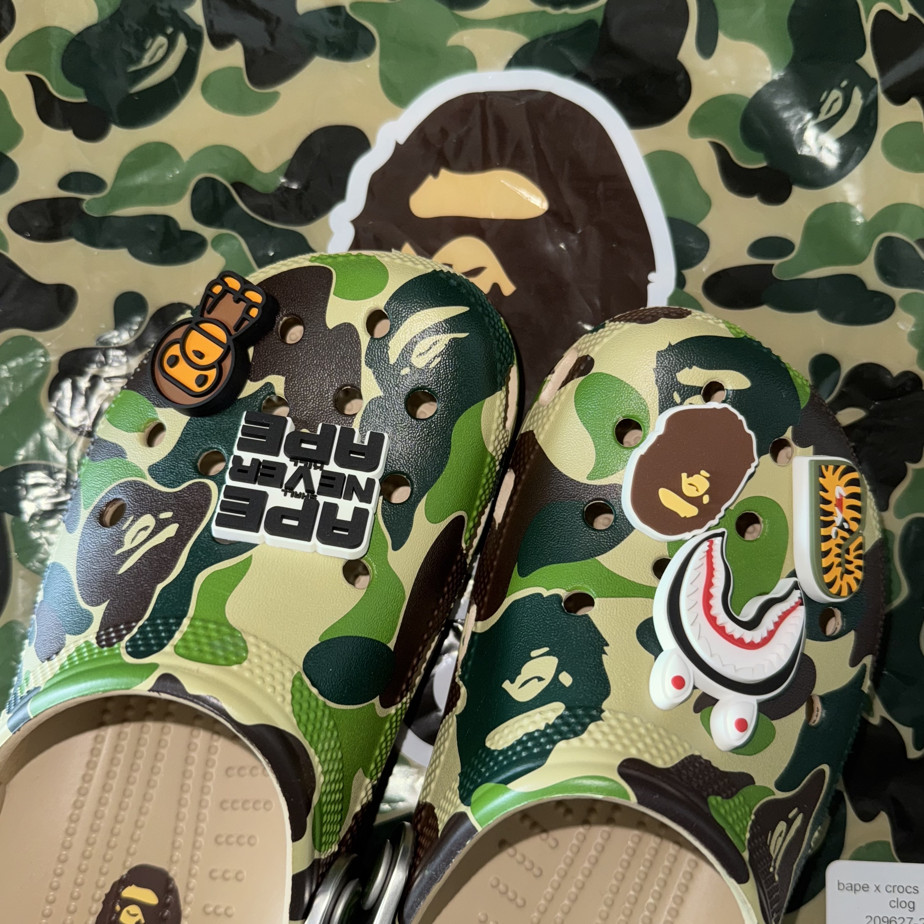 Crocs x BAPE Classic Clog Chai, (Kids) Crocs x BAPE Classic Clog Chai 착용 스타일