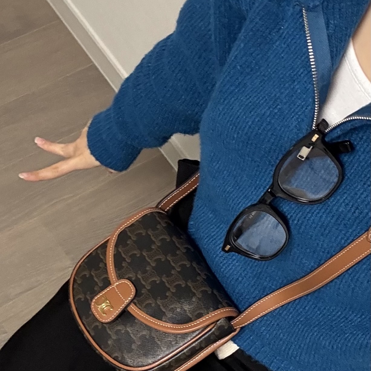 Celine Mini Besace in Triomphe Canvas and Calfskin Tan 착용 스타일
