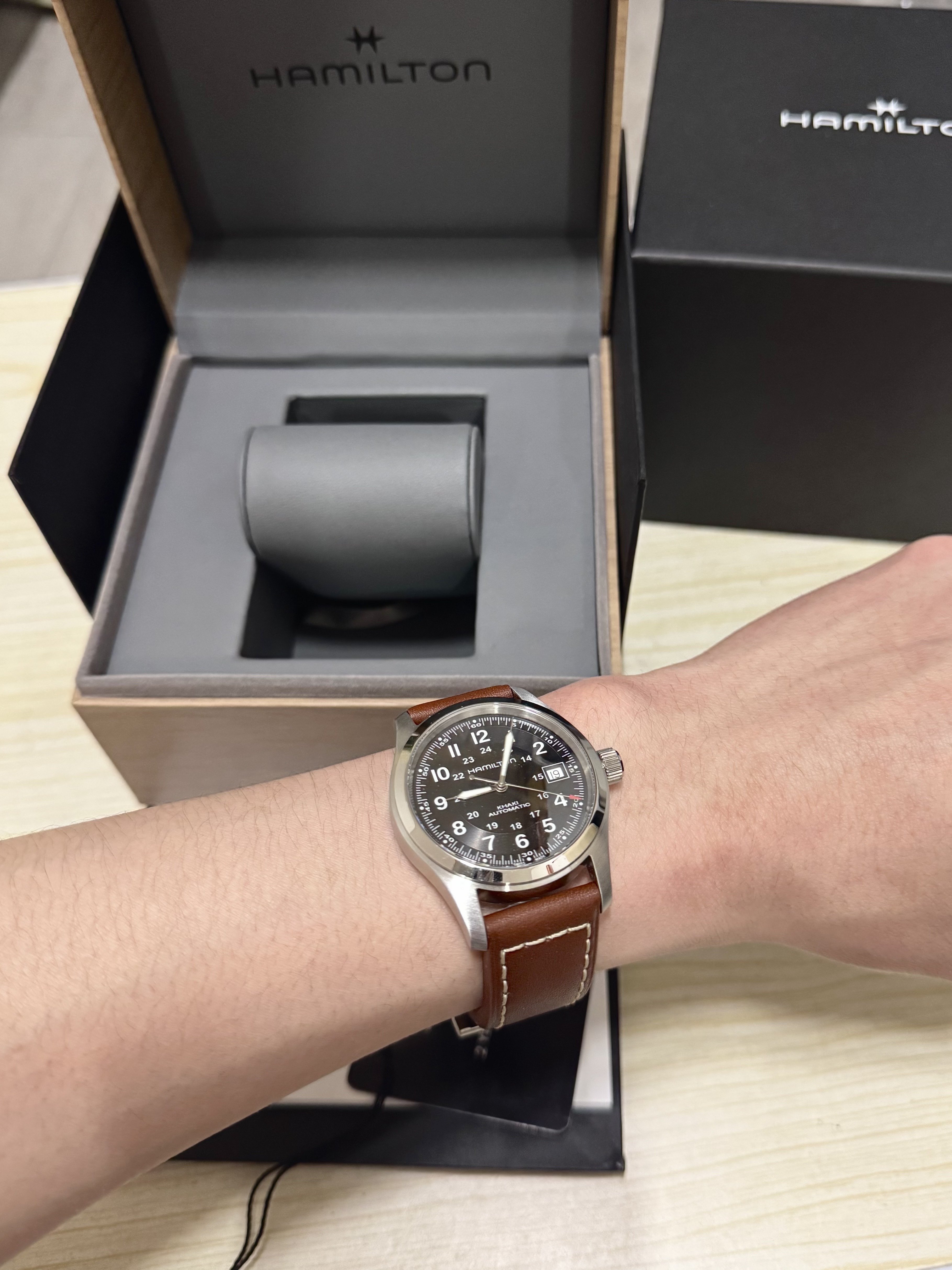 Hamilton Khaki Field Auto 38mm Cow Leather Brown Black 착용 스타일 - 1