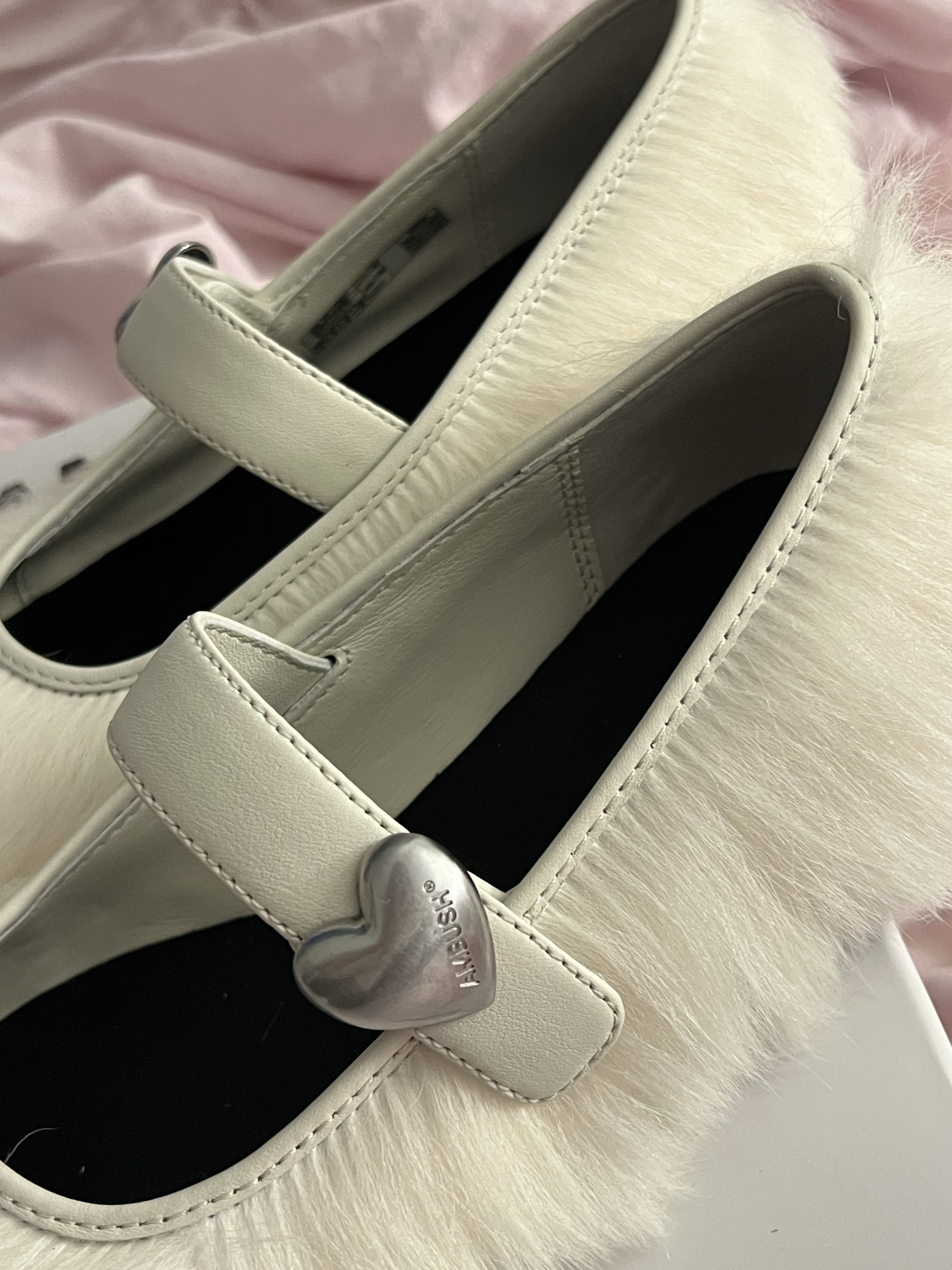 (W) UGG x Ambush Mary Jane White Black 착용 스타일 - 2