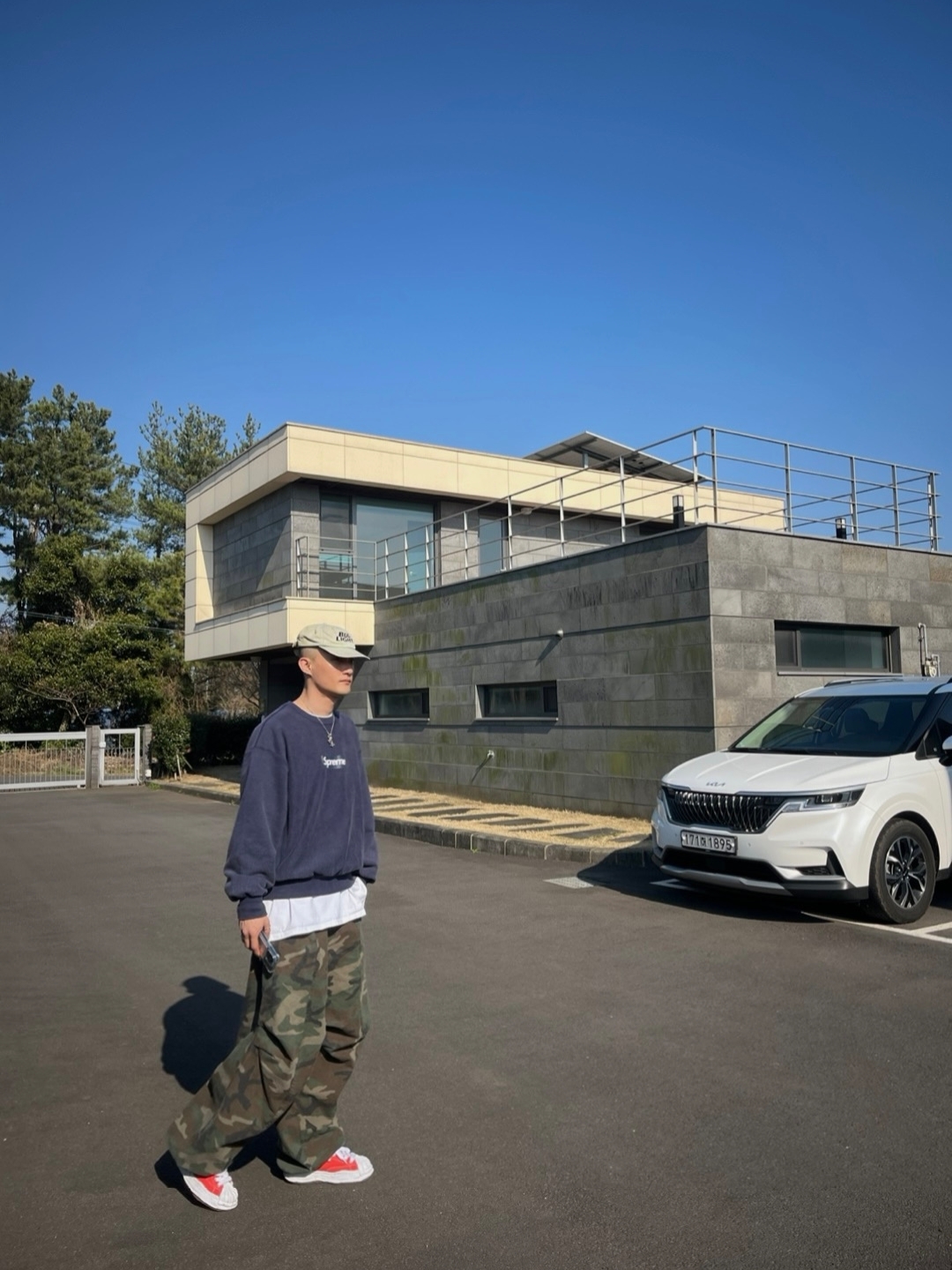 Supreme Washed Box Logo Crewneck Navy - 25SS 착용 스타일