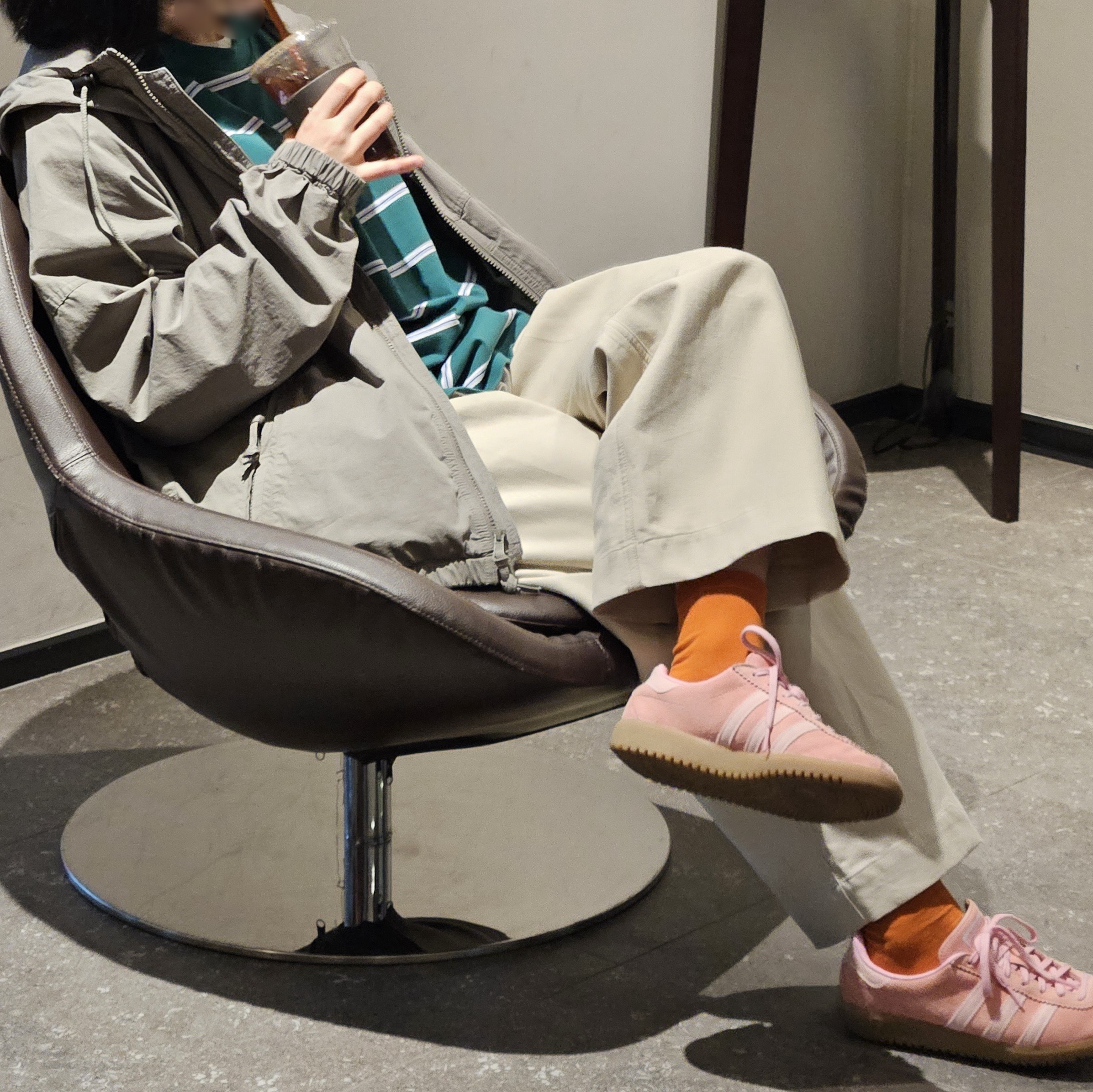 Adidas Bermuda Glow Pink 착용 스타일