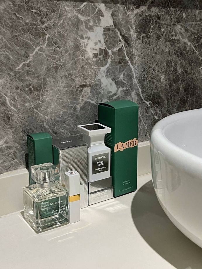 Maison Francis Kurkdjian Aqua Universalis Eau De Toilette 70ml, Chanel Rouge Coco Baume 928 Pink Delight 착용 스타일