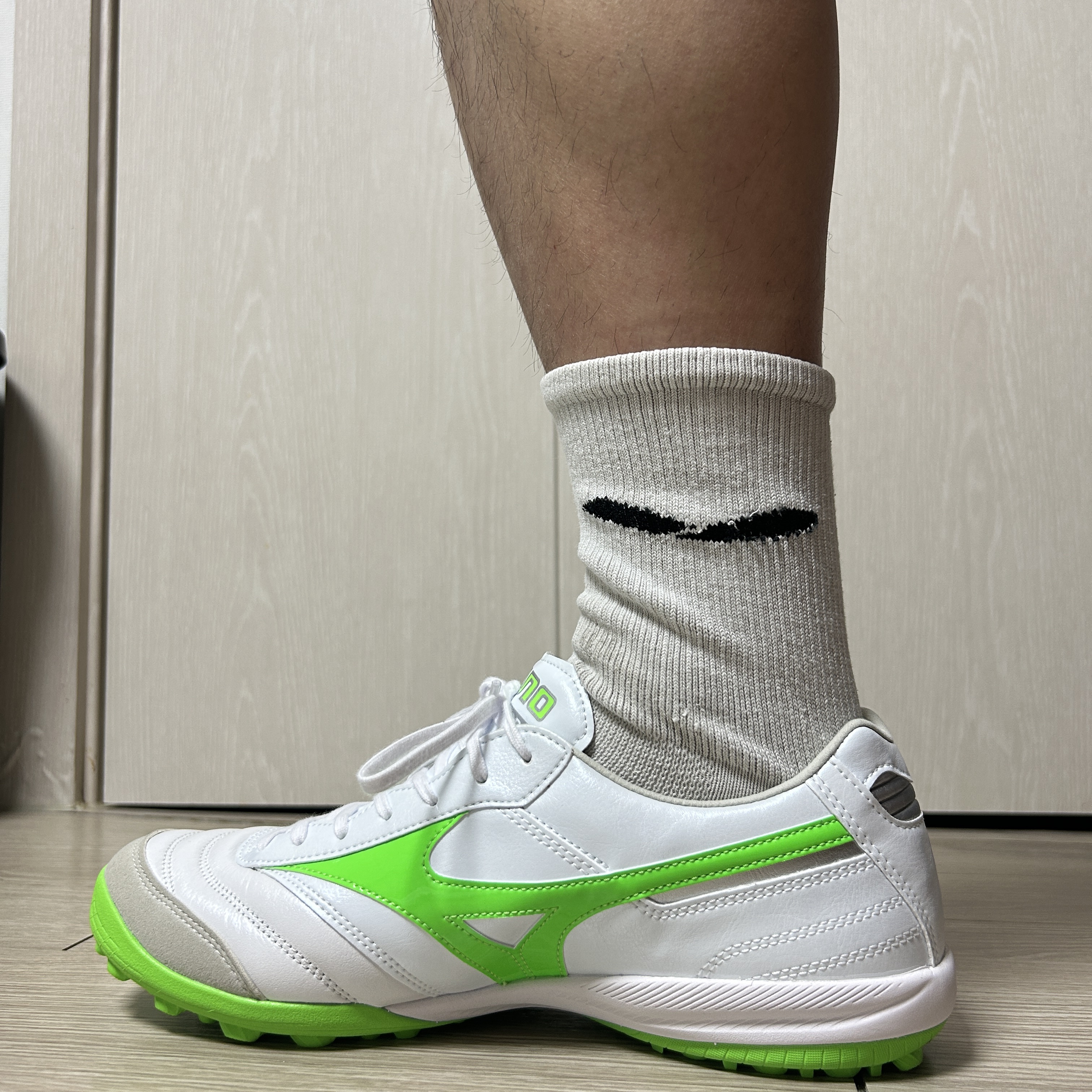 Mizuno Morelia Sala Elite TF White Neon Green 착용 스타일 - 1