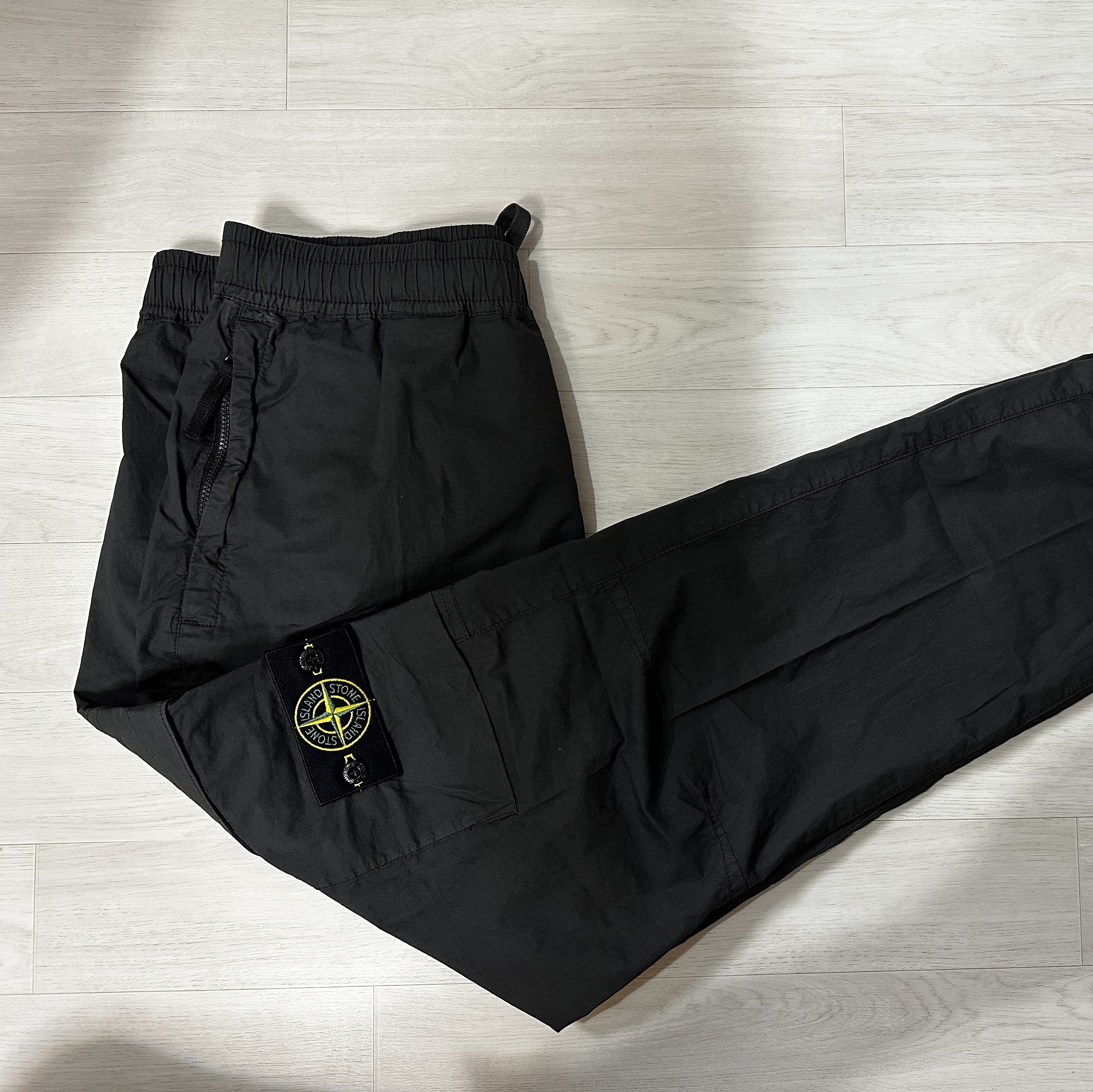 Stone Island 31303 Stretch Cotton Tela Paracadute Cargo Pants Dark Grey - 24SS 착용 스타일 - 1
