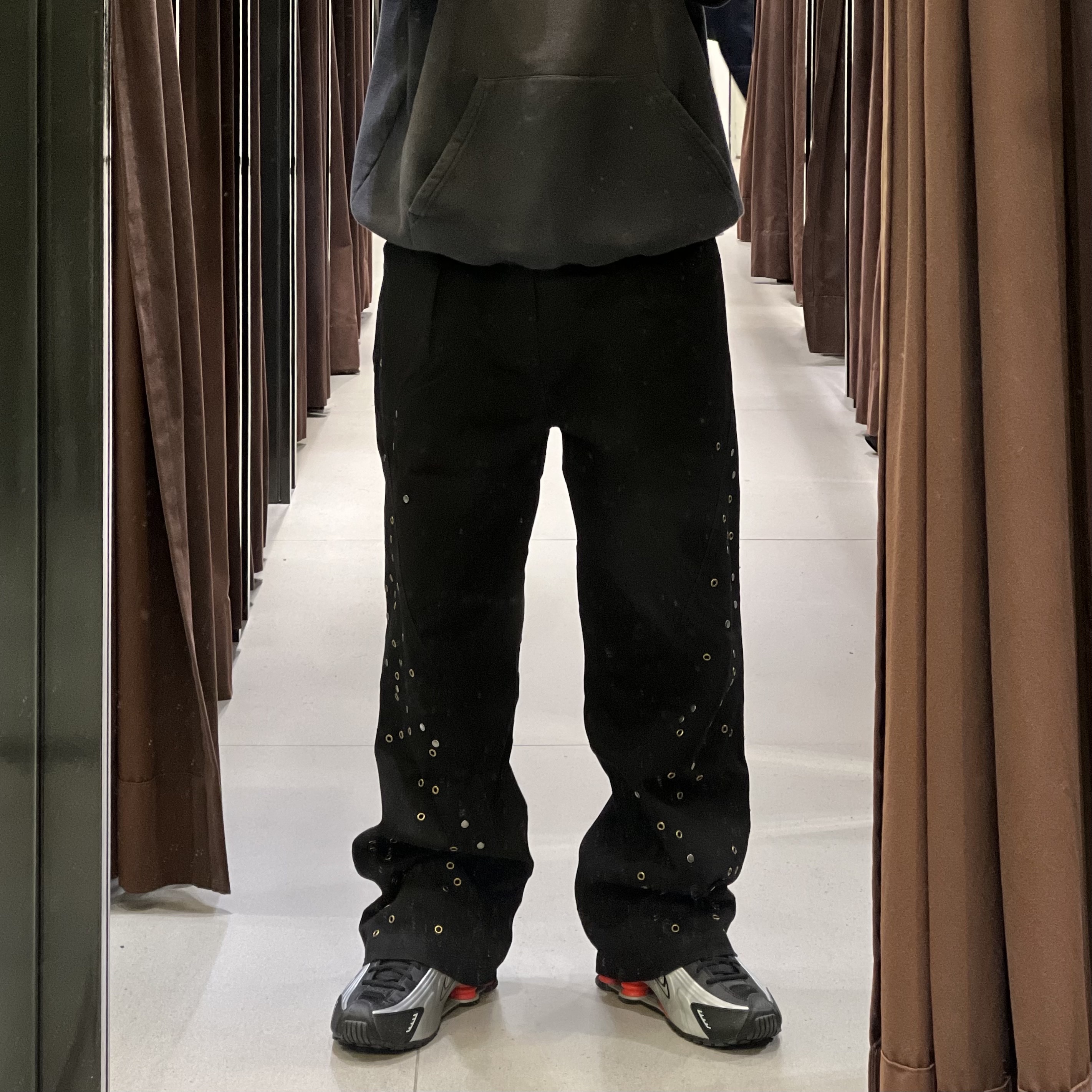 Nike Shox R4 Metallic Silver Red, Zara x Andersson Bell Relaxed Fit Studded Pants Black 착용 스타일 - 1