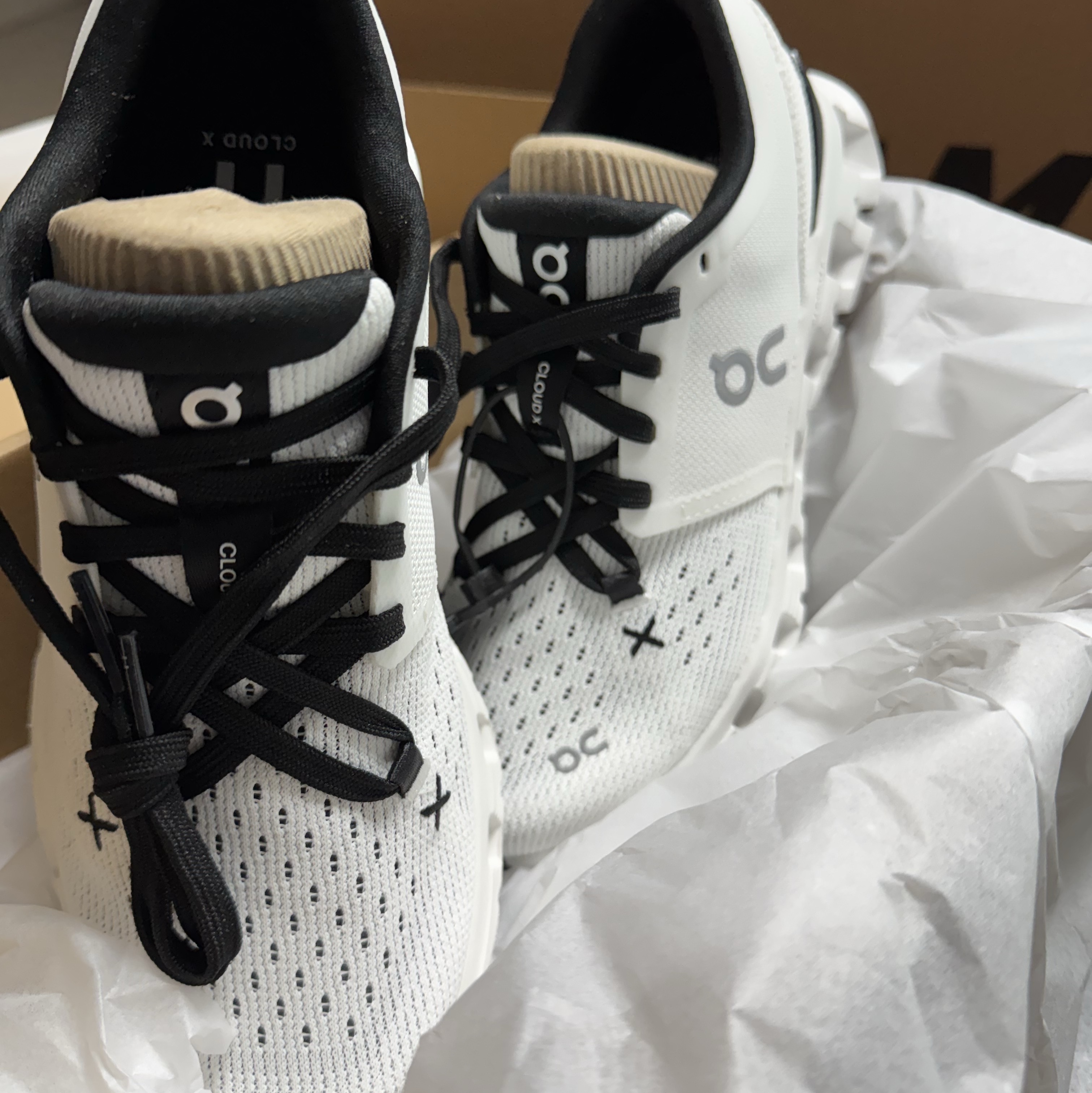 (W) On Running Cloud X 4 Ivory Black 착용 스타일
