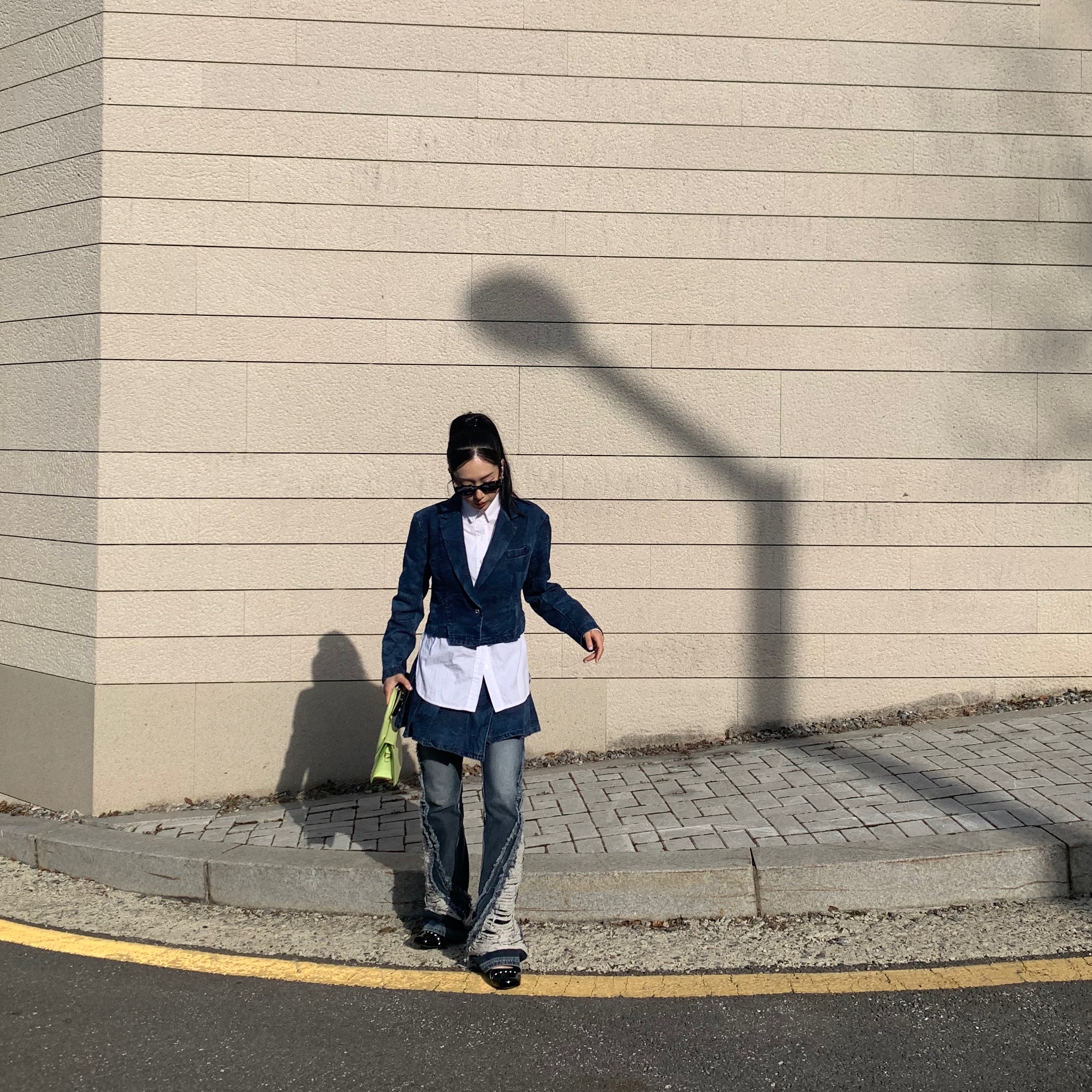 Jacquemus Le Chiquito Signature Croco Mini Handbag Light Green 착용 스타일 - 4