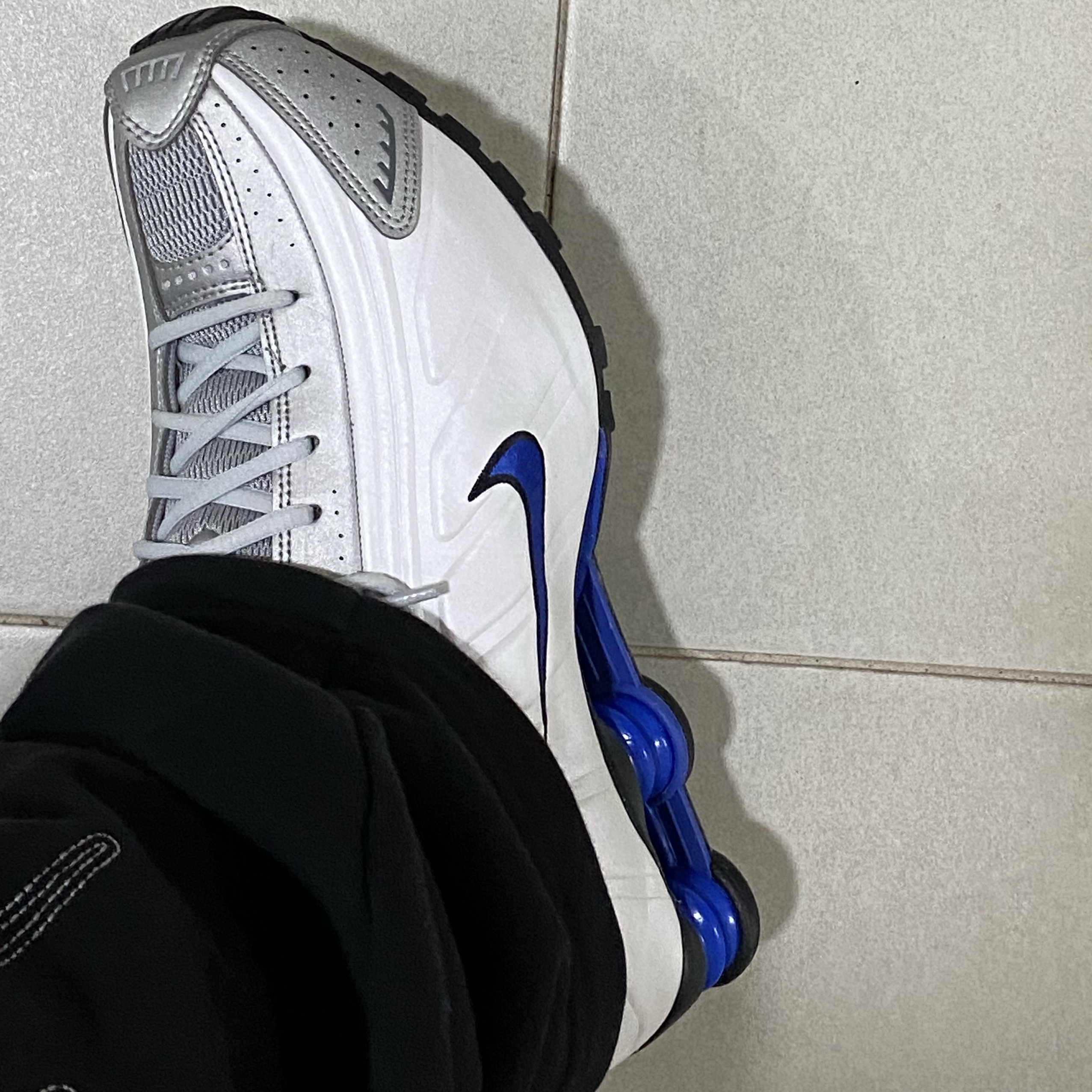 Nike Shox R4 White Racer Blue 착용 스타일