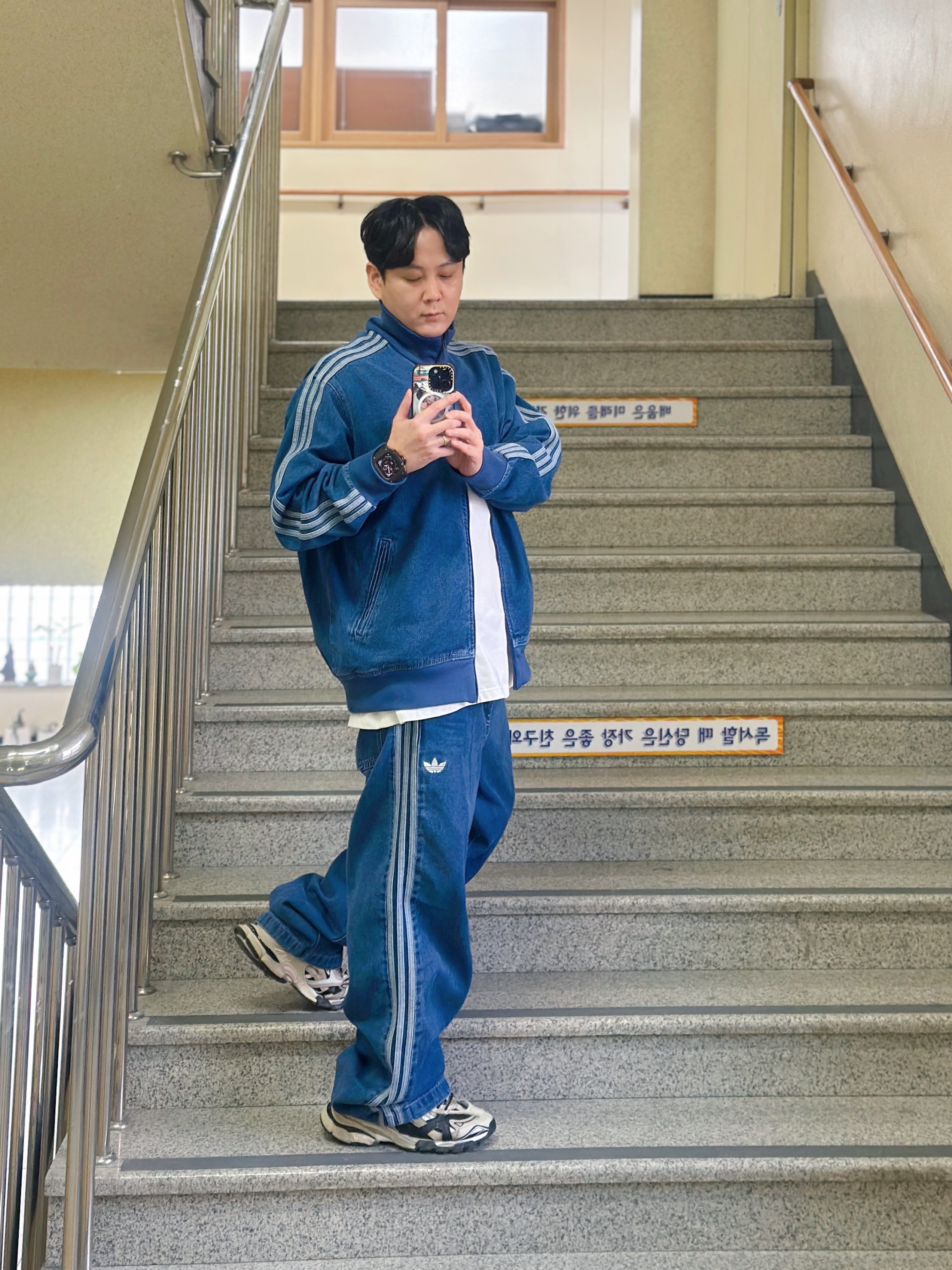 Adidas Adicolor Denim Firebird Pants Medium Blue Denim - KR Sizing, Adidas Adicolor Denim Firebird Track Top Medium Blue Denim - KR Sizing 착용 스타일 - 1