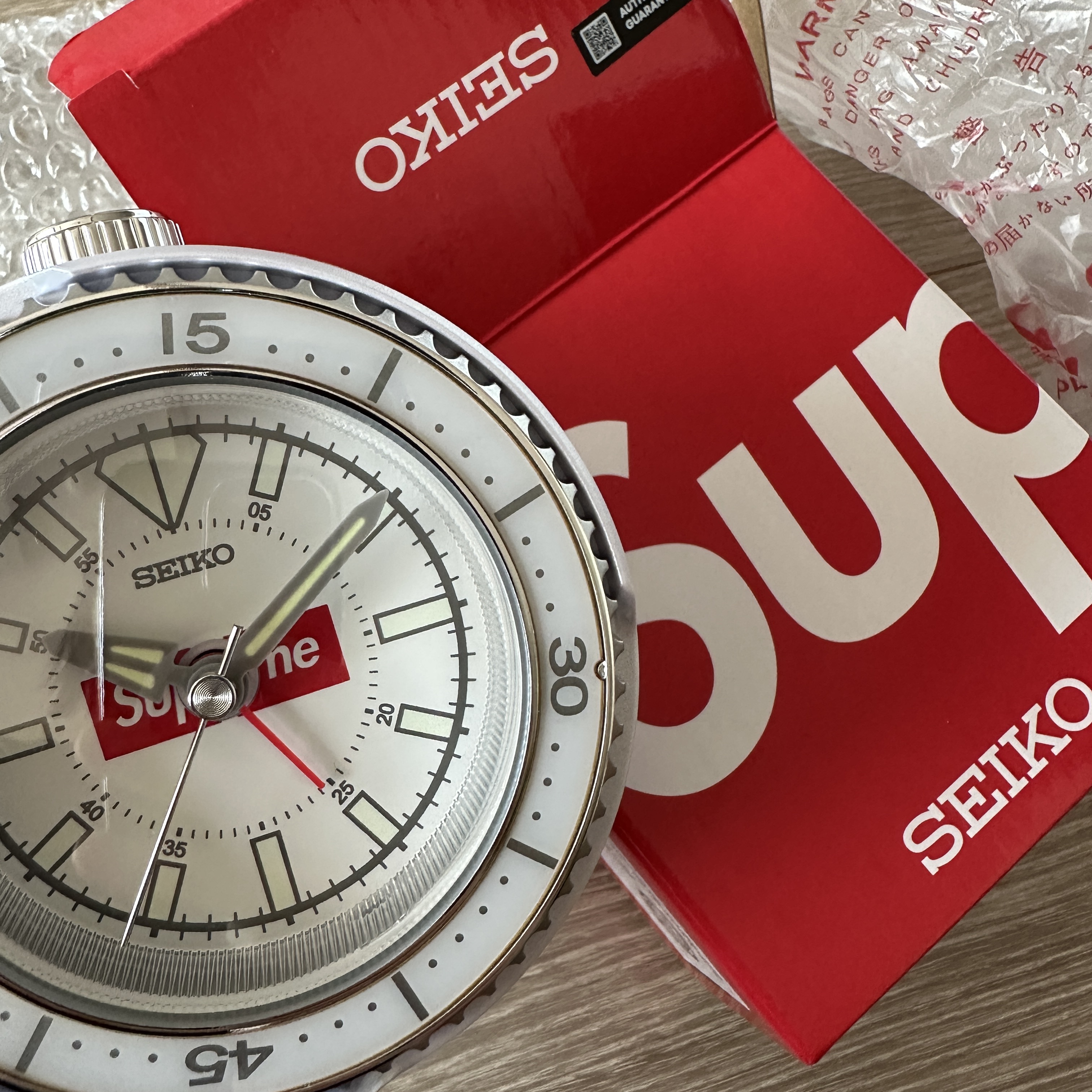 Supreme x Seiko Mai Alarm Clock White - 25SS 착용 스타일