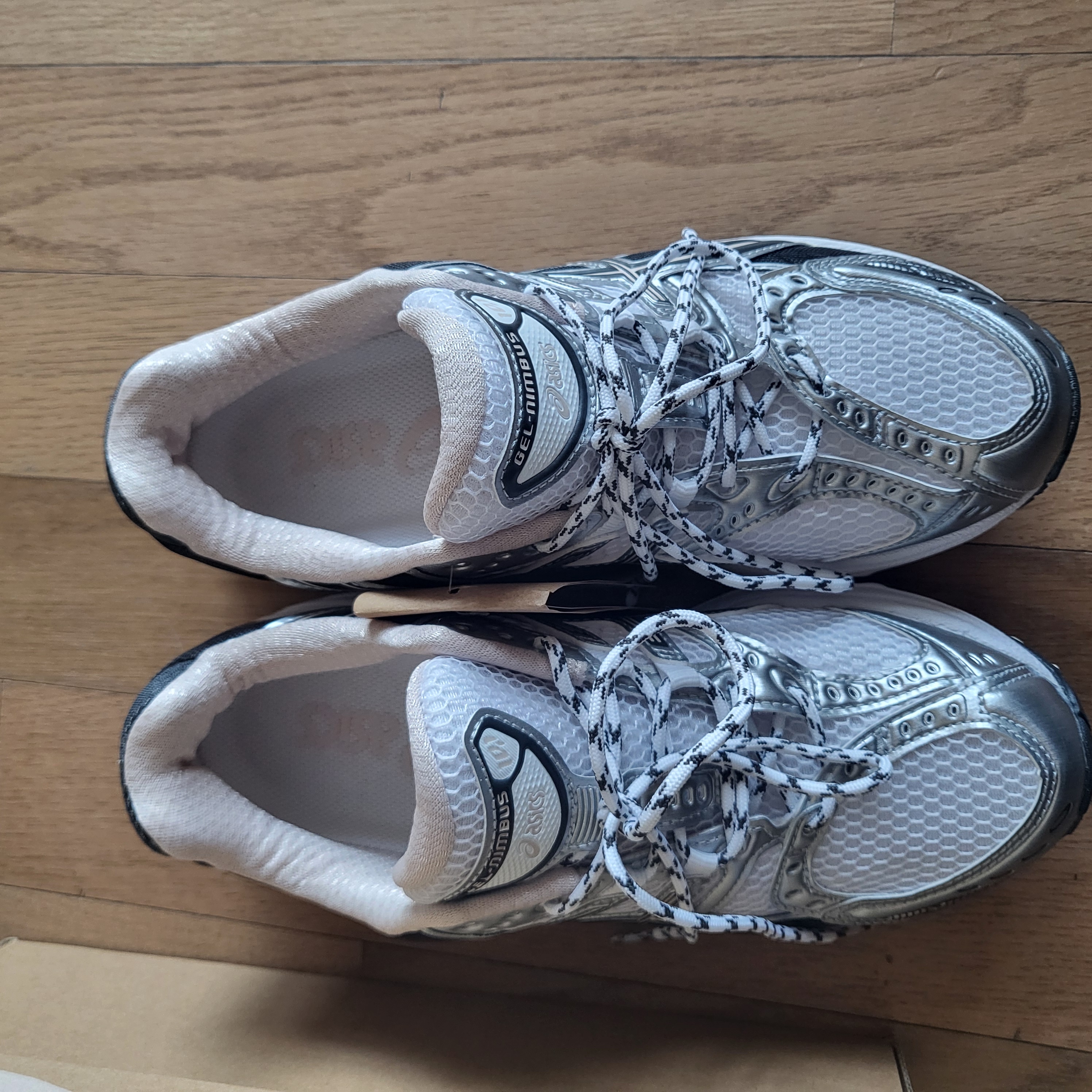 Asics Gel-Nimbus 10.1 White Obsidian Grey 착용 스타일