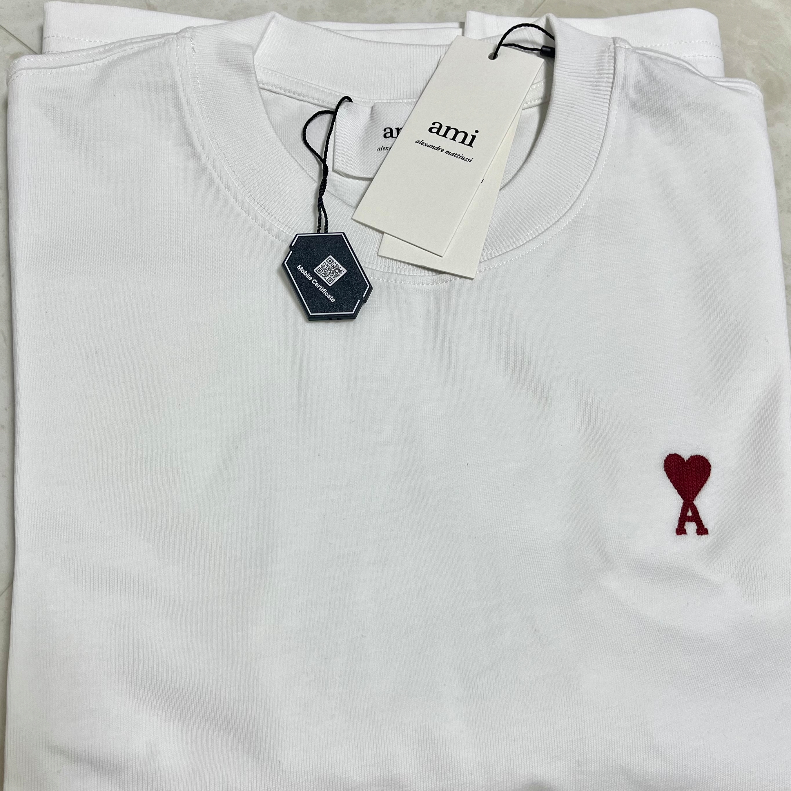 아미 스몰 하트 로고 박시 핏 티셔츠 화이트 착용 스타일
