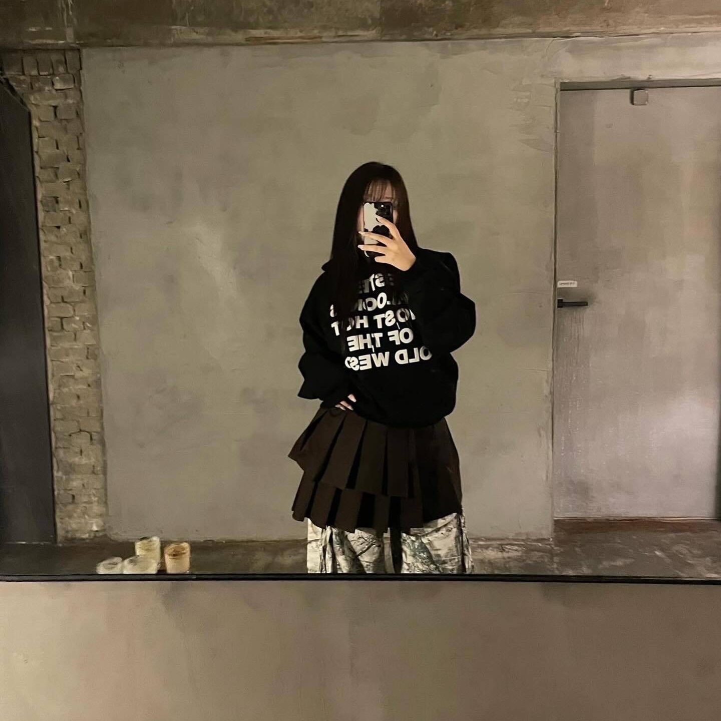 Thevinylhouse Typo Hoodie Black 착용 스타일 - 3