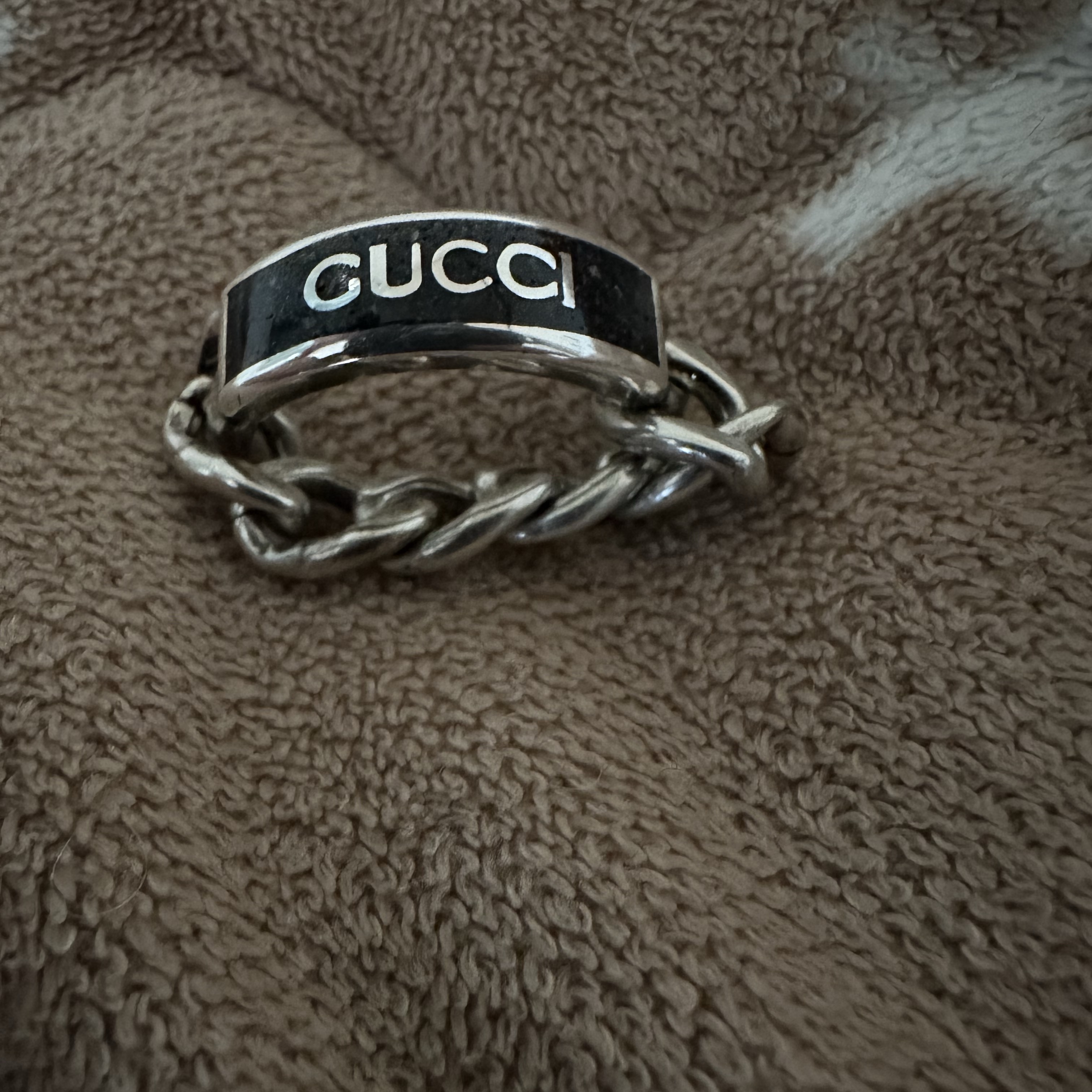 Gucci Logo Ring With Enamel Silver 착용 스타일