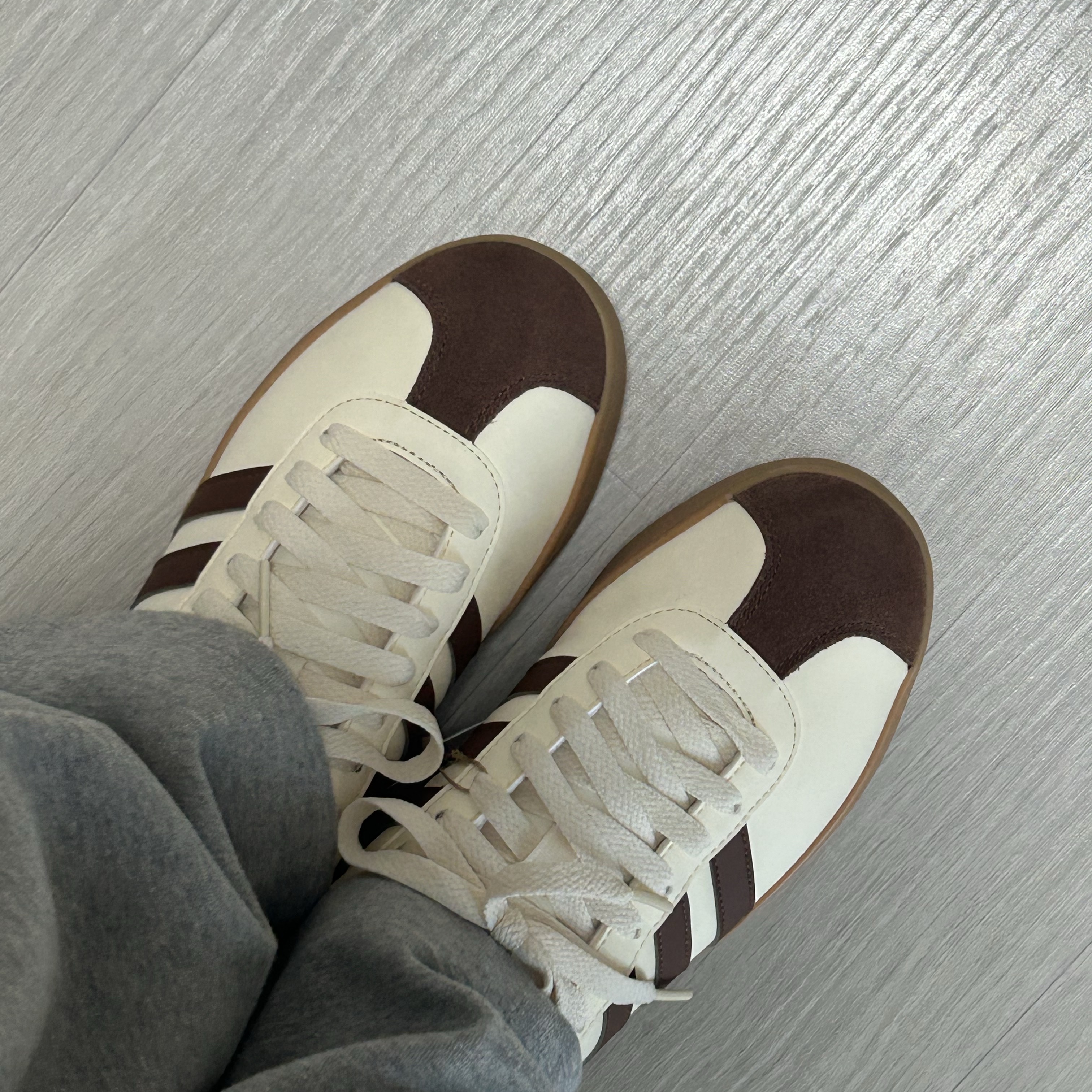 Adidas VL Court 2.0 Cream Brown 착용 스타일