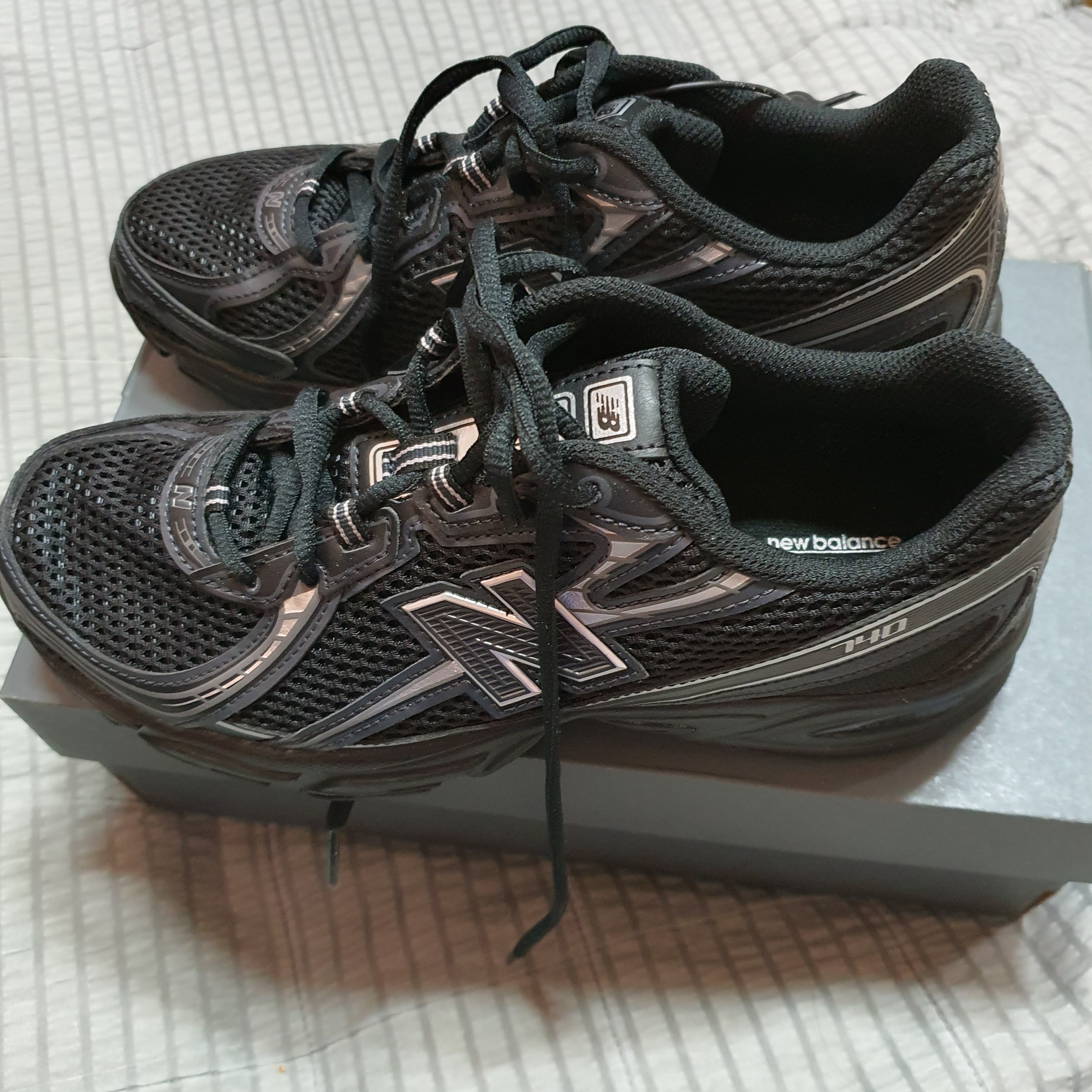 뉴발란스 740v2 블랙 실버 메탈릭 착용 스타일 - 1