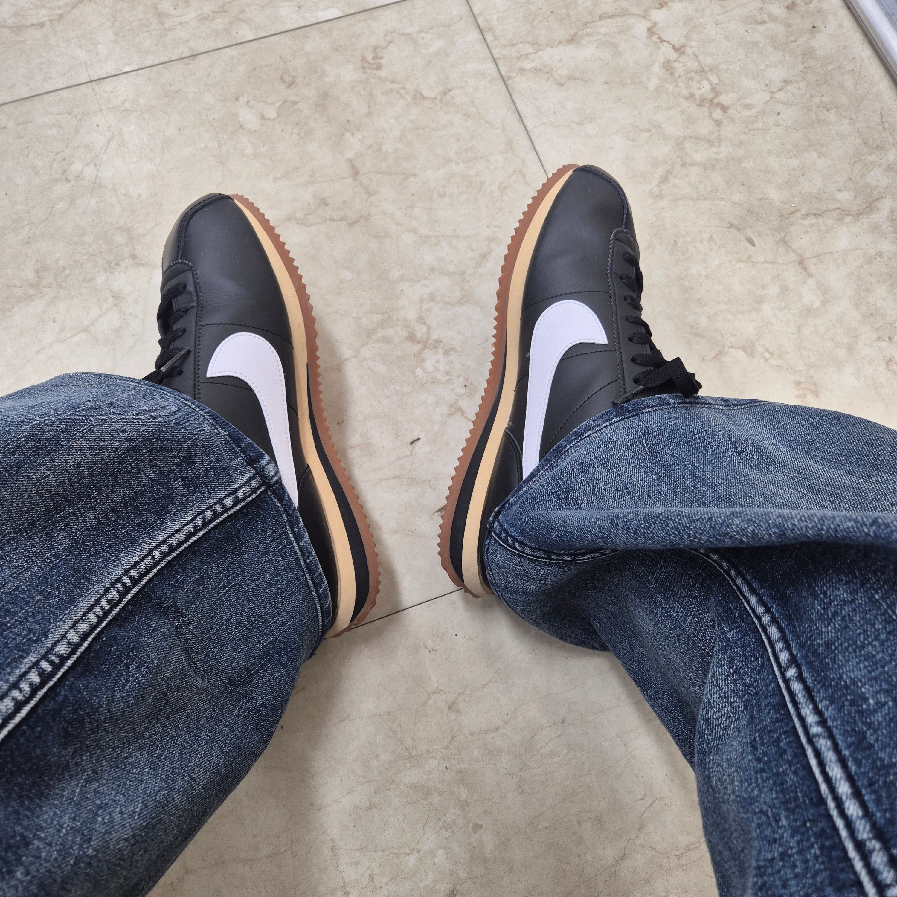 Nike Cortez Leather Black Gum Medium Brown 착용 스타일 - 2