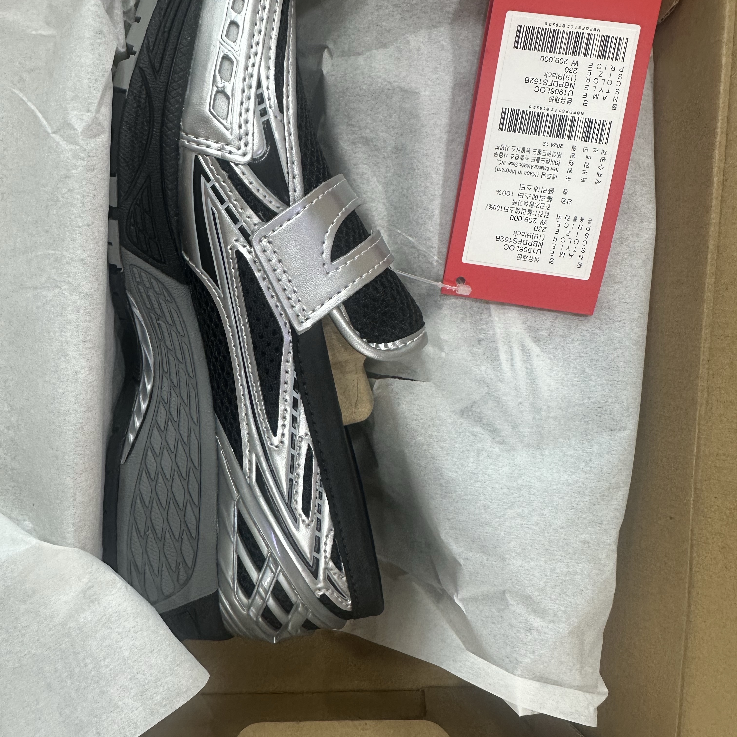 New Balance 1906L Silver Metallic Black 착용 스타일 - 1