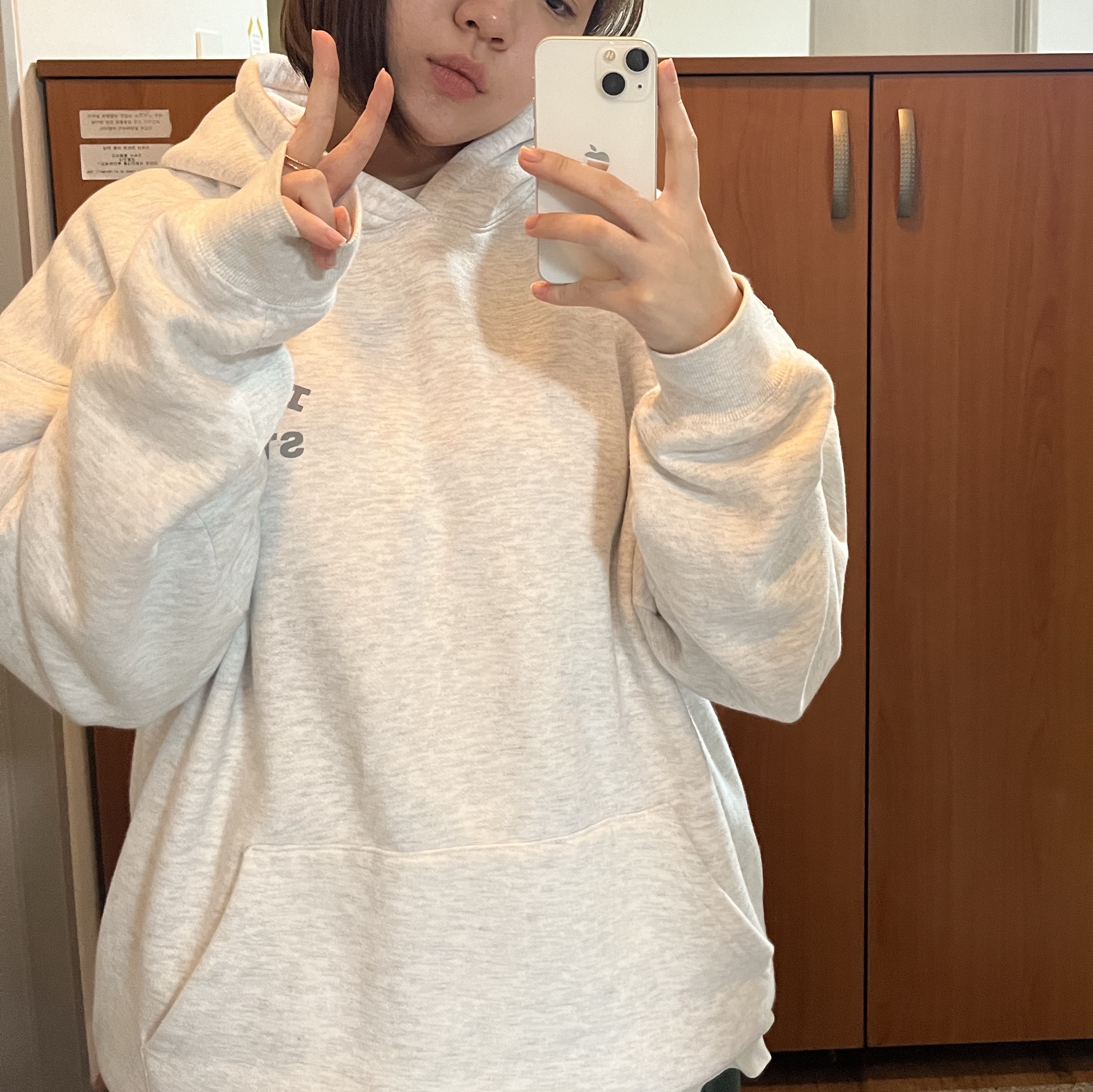 IAB Studio Hoodie Light Gray 착용 스타일