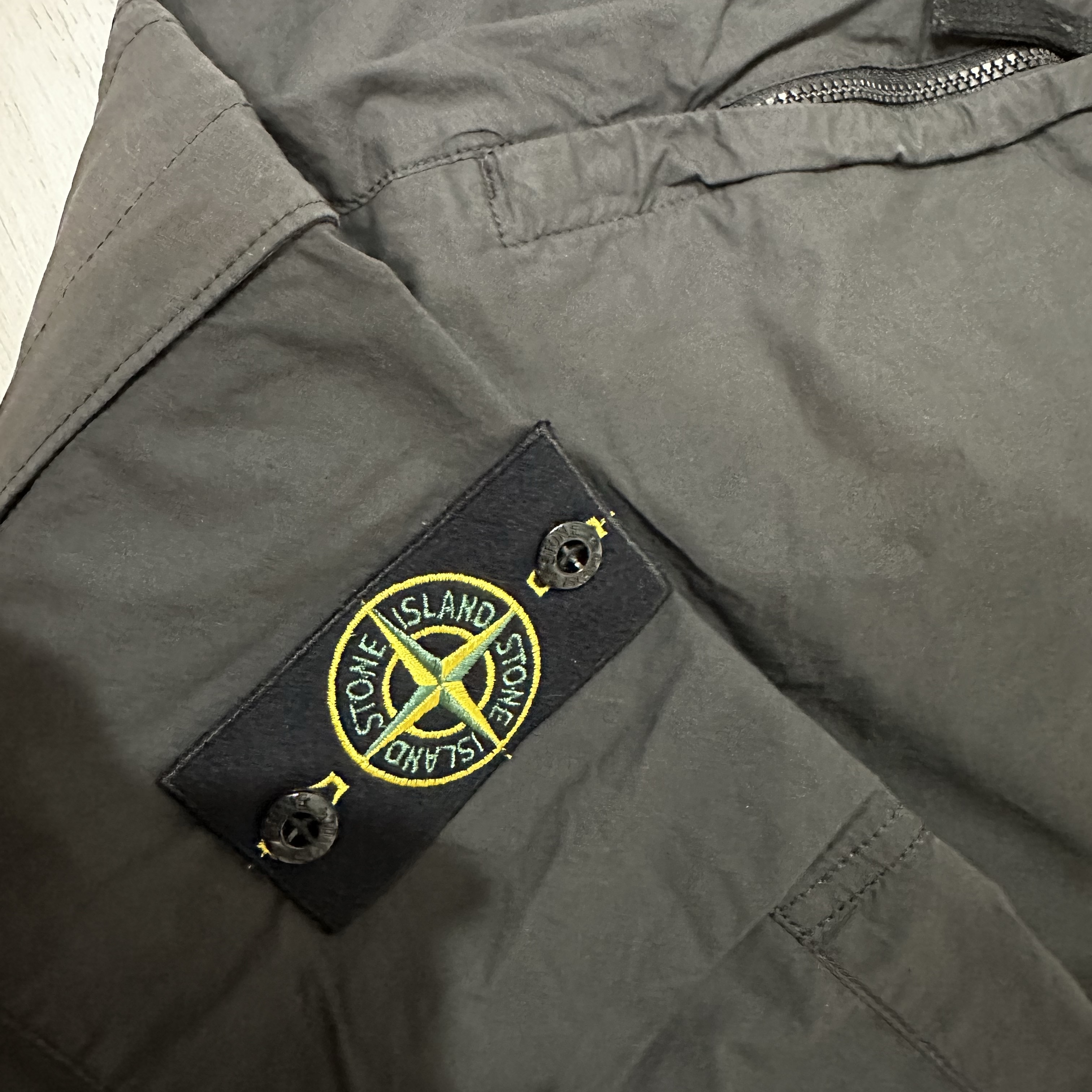 Stone Island 31303 Stretch Cotton Tela Paracadute Cargo Pants Dark Grey - 24SS 착용 스타일 - 2