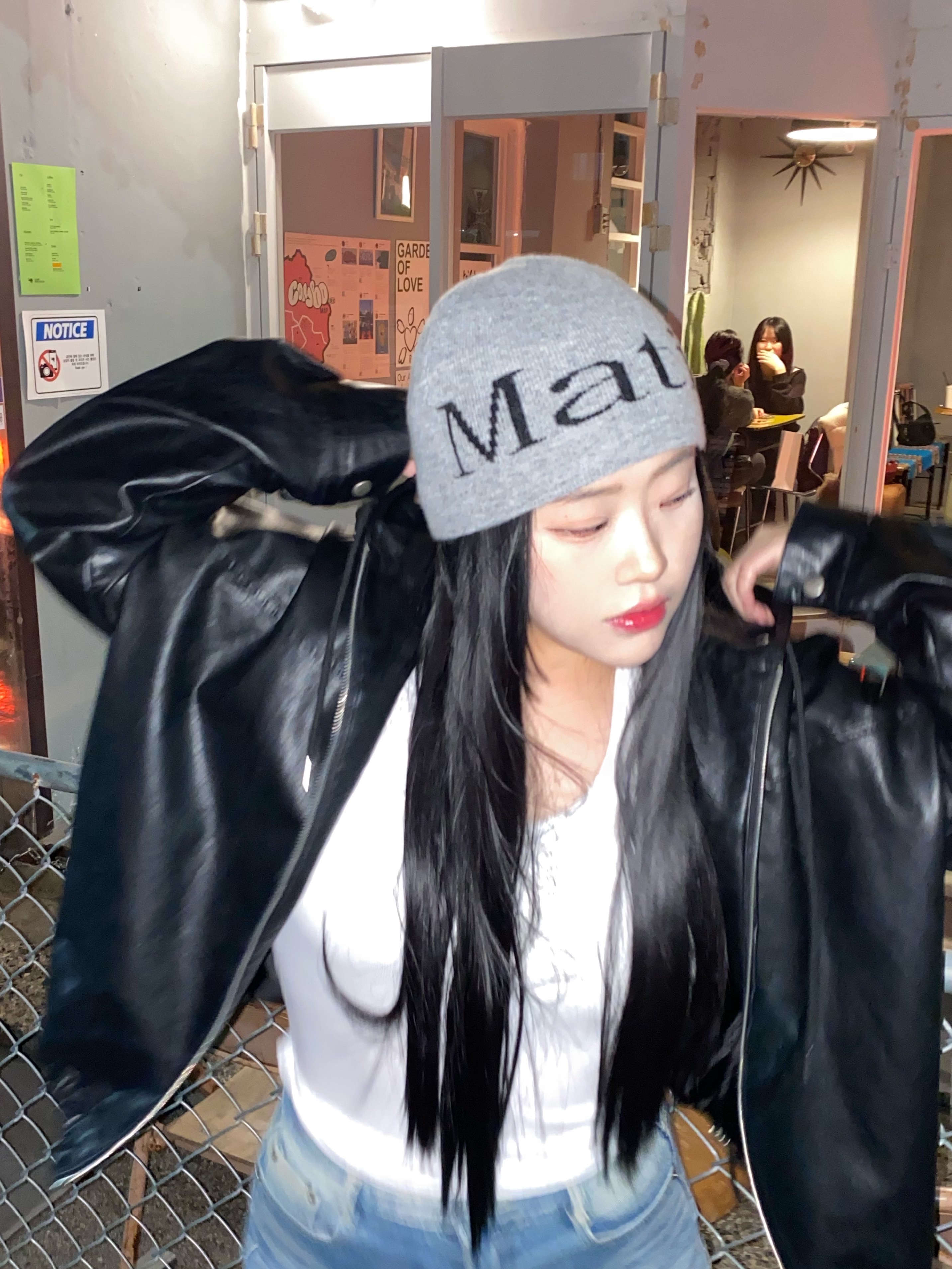 Matin Kim Logo Jacquard Short Beanie Grey 착용 스타일 - 1