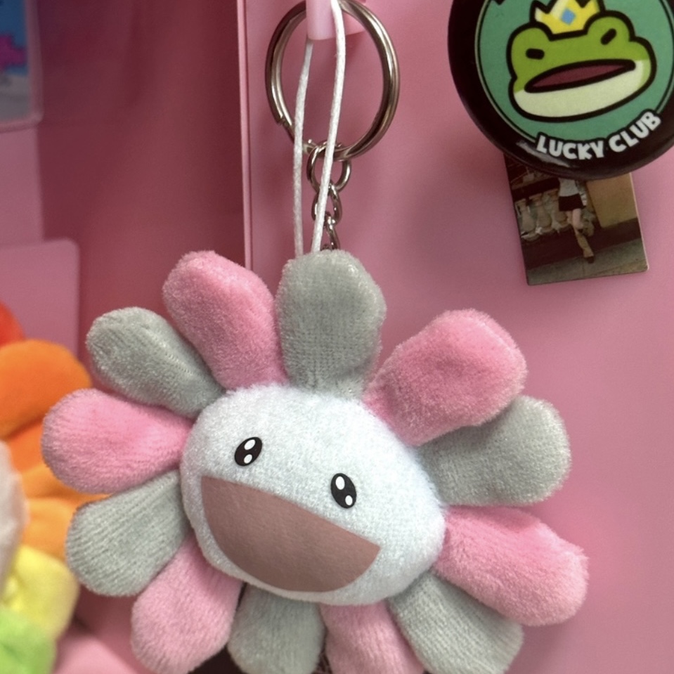 Kaikai Kiki x Blackpink Flower Keyring Pink Grey, NewJeans x Murakami Plush Keyring Flower 착용 스타일 - 1