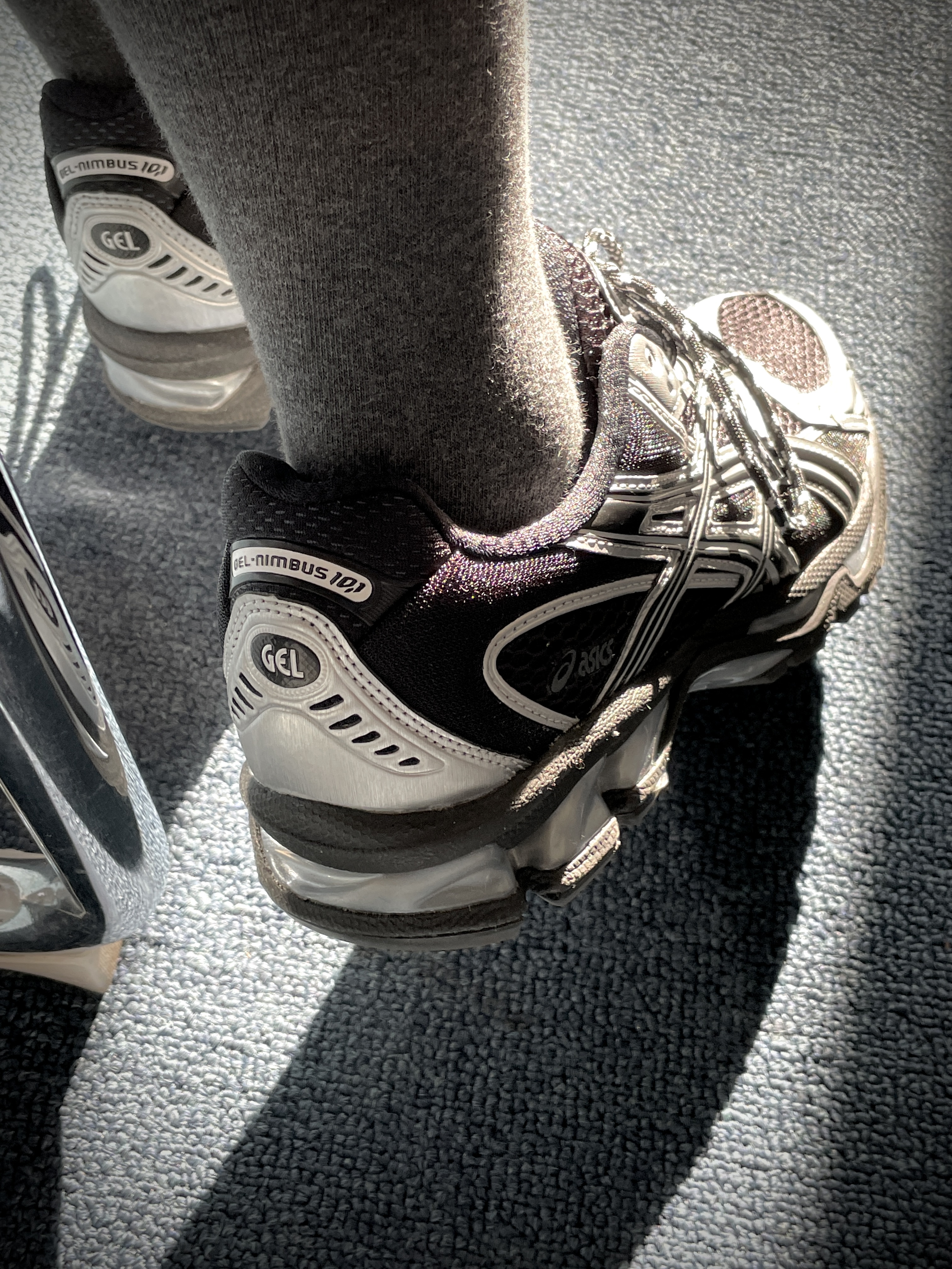Asics Gel-Nimbus 10.1 Black Midnight, Asics Gel-Nimbus 10.1 Piedmont Grey Pure Silver 착용 스타일 - 4