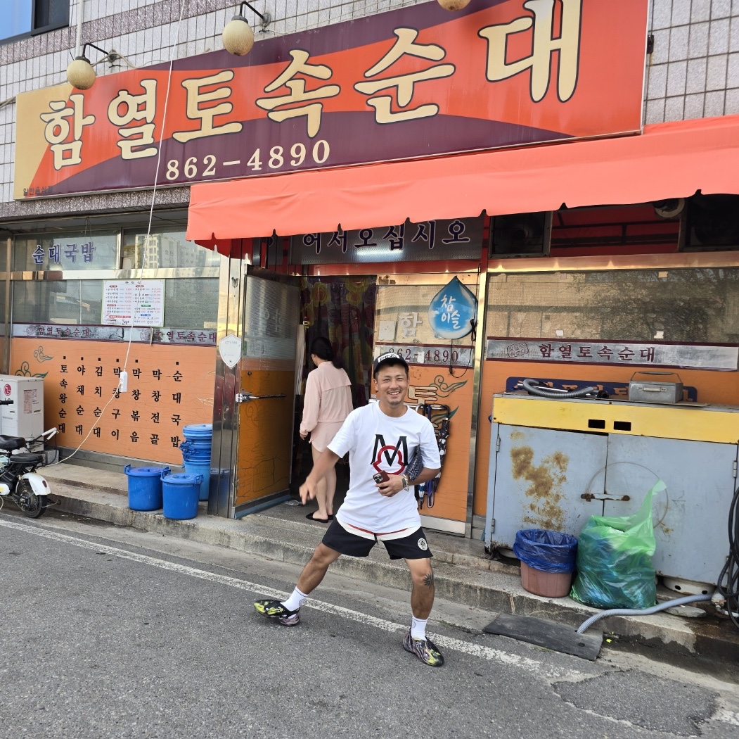 아디다스 이지 폼 러너 믹스 카본, 오너더기프트 브러쉬드 폴리 트랙 쇼츠 블랙 착용 스타일