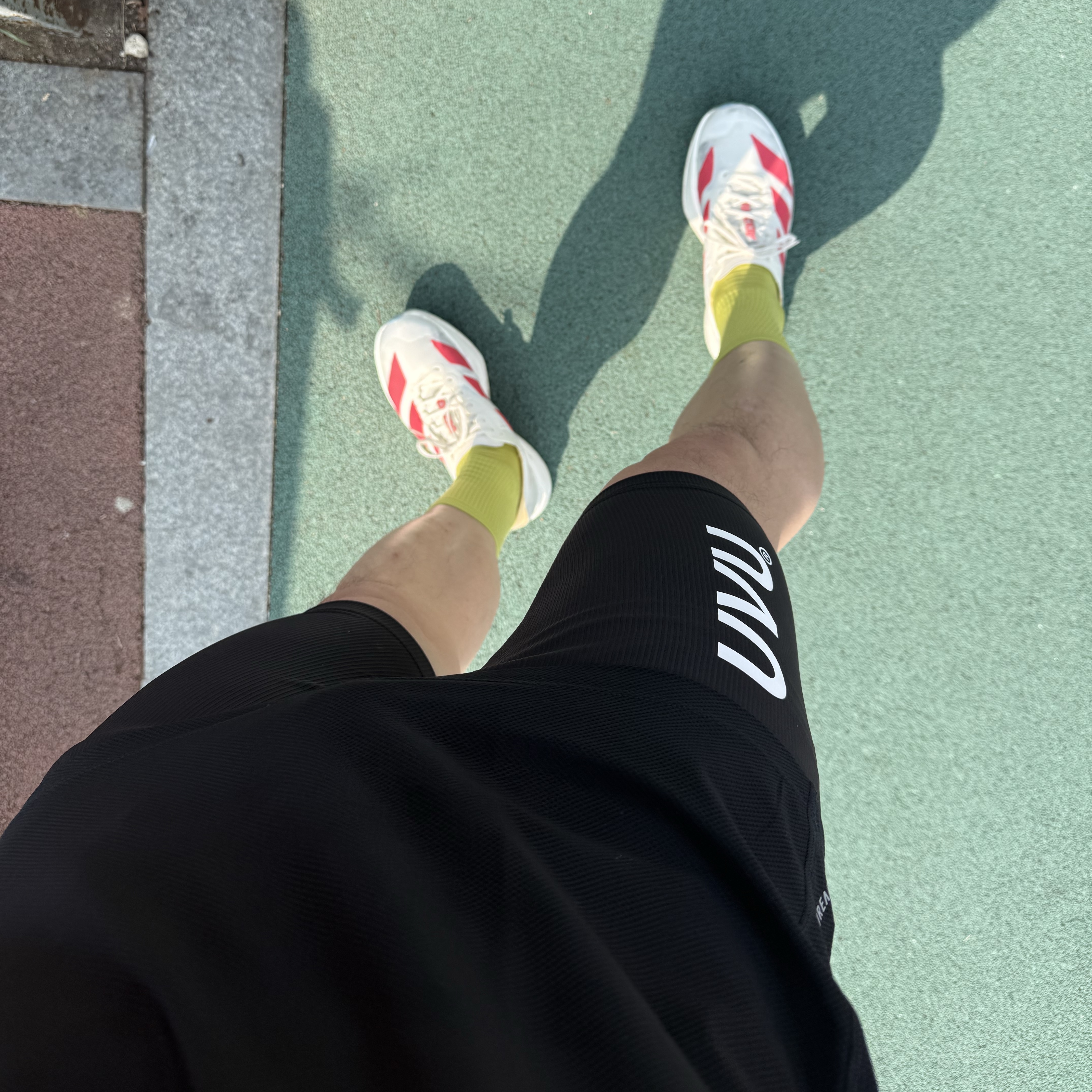 Adidas Adizero Adios Pro 4 Off White Semi Lucid Red, UVU Half Tights Black 착용 스타일 - 1