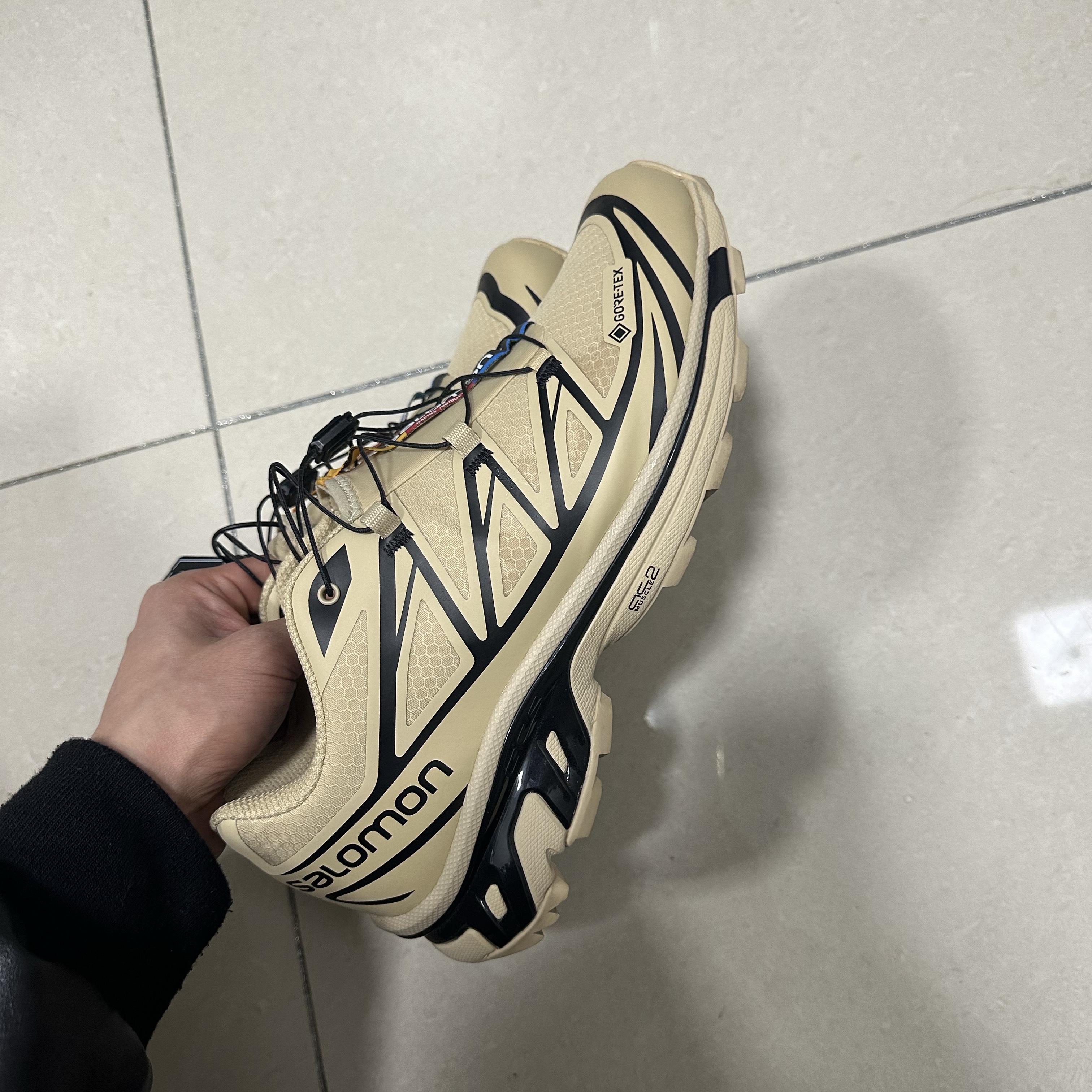 Salomon XT-6 GTX Safari Black 착용 스타일 - 2