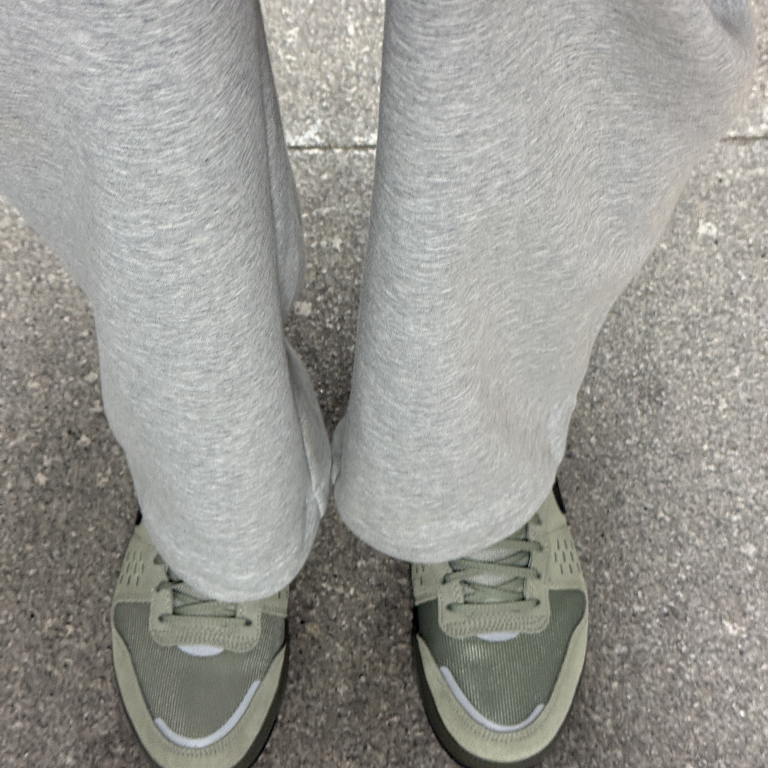 Nike C1TY Surplus Light Army Cargo Khaki 착용 스타일 - 1