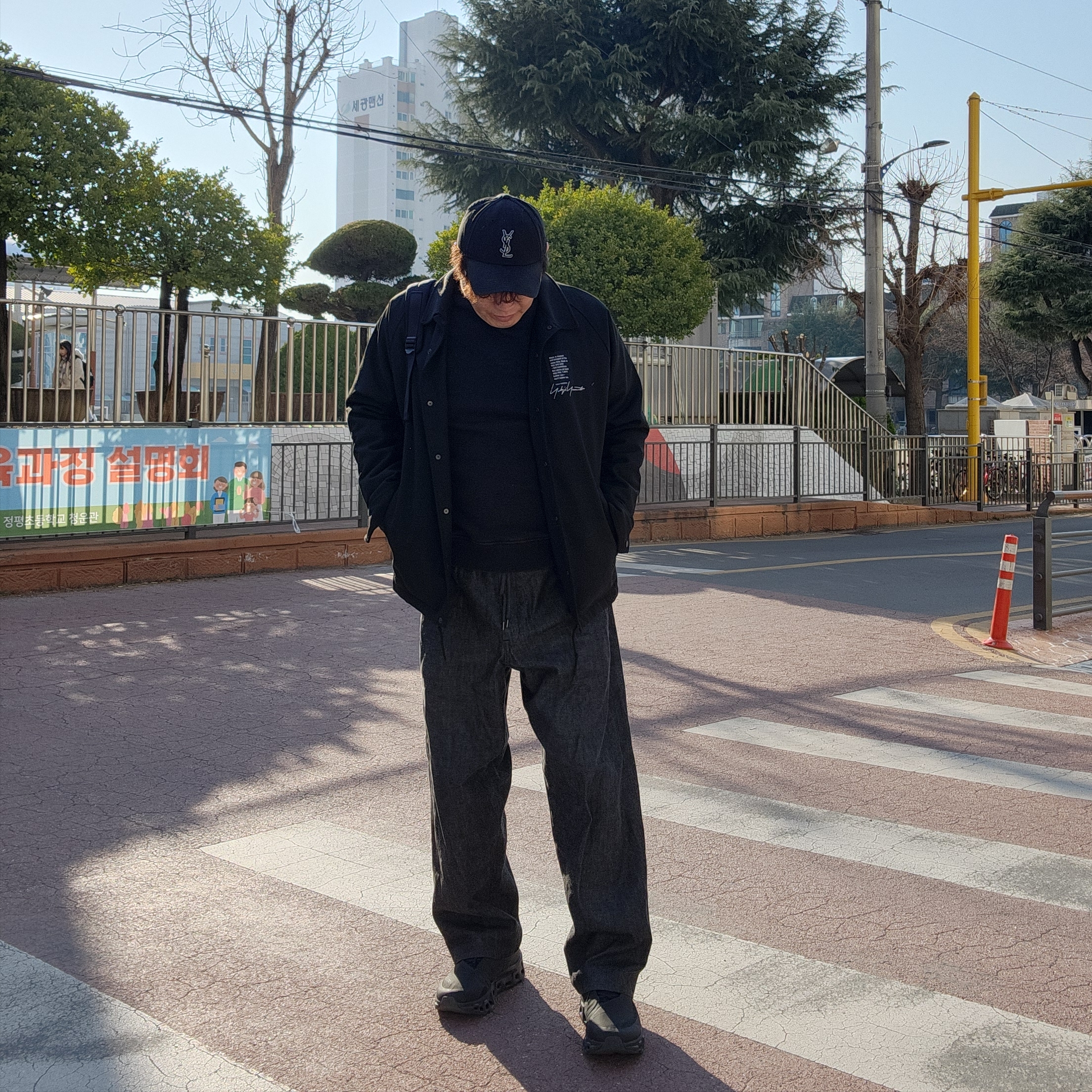 Saint Laurent x New Era YSL Monogram Cap Black, On Running x Post Archive Faction (Paf) Cloudmonster 2 Black Magnet 착용 스타일 - 1