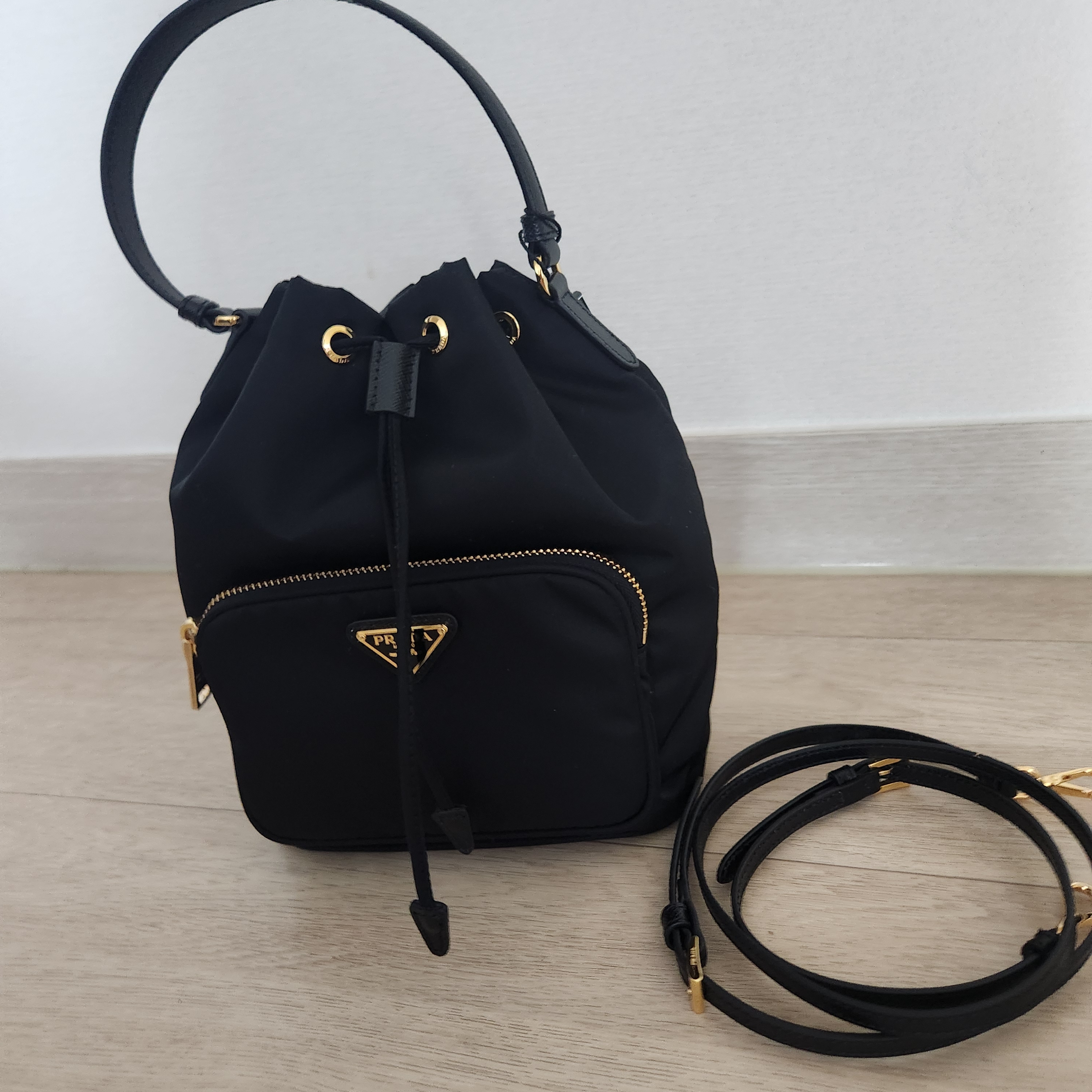 Prada Duet Re-Nylon Shoulder Bag Black Gold 착용 스타일