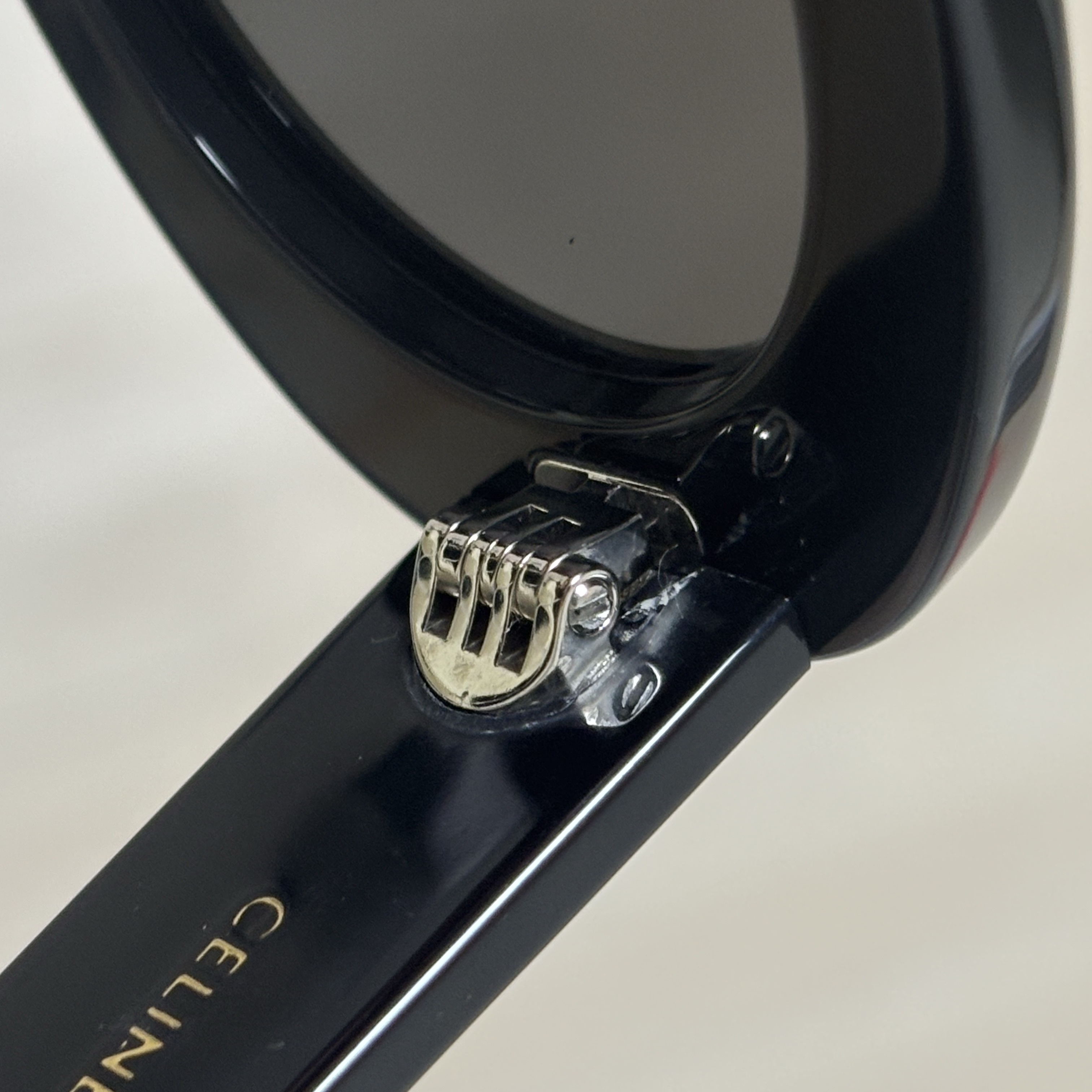(W) Celine Triomphe 01 Sunglasses in Acetate Black 착용 스타일 - 2