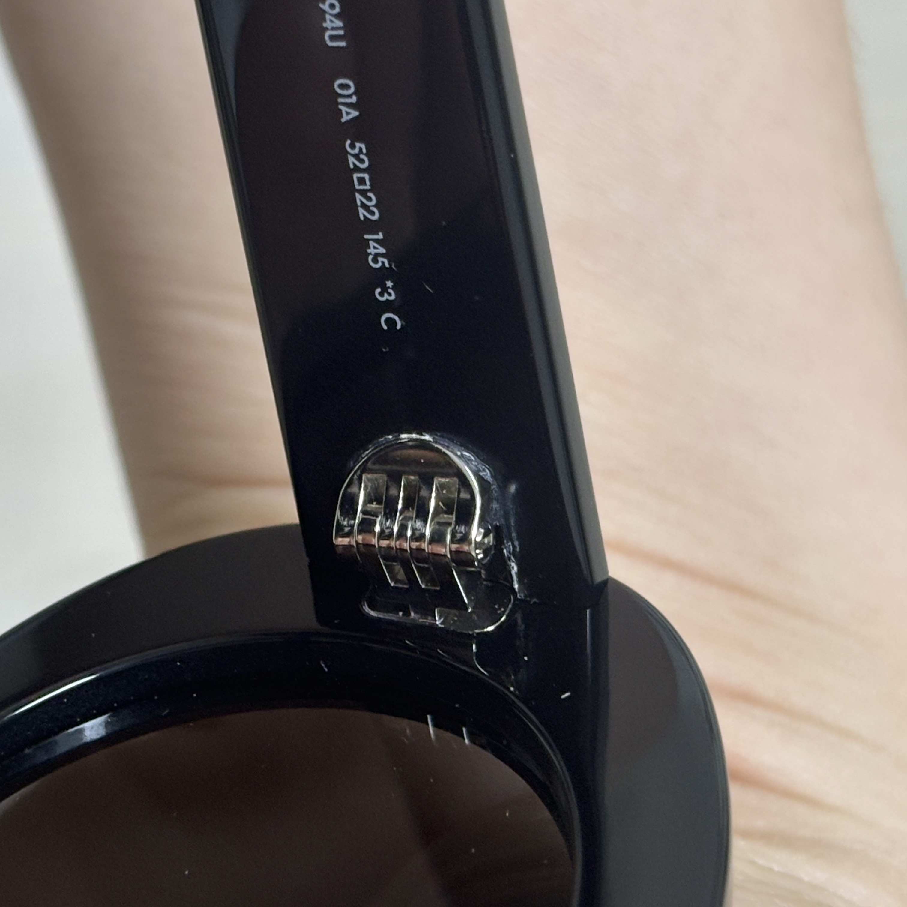 (W) Celine Triomphe 01 Sunglasses in Acetate Black 착용 스타일 - 3