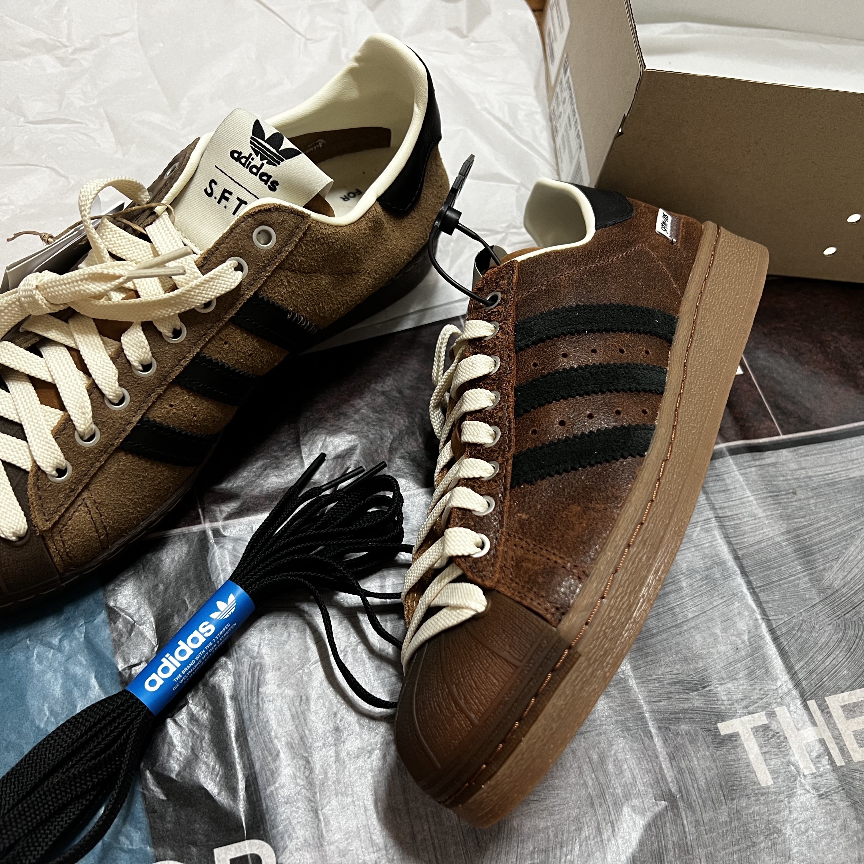 Adidas x Song for the Mute Superstar 82 Khaki Core Black 착용 스타일 - 2