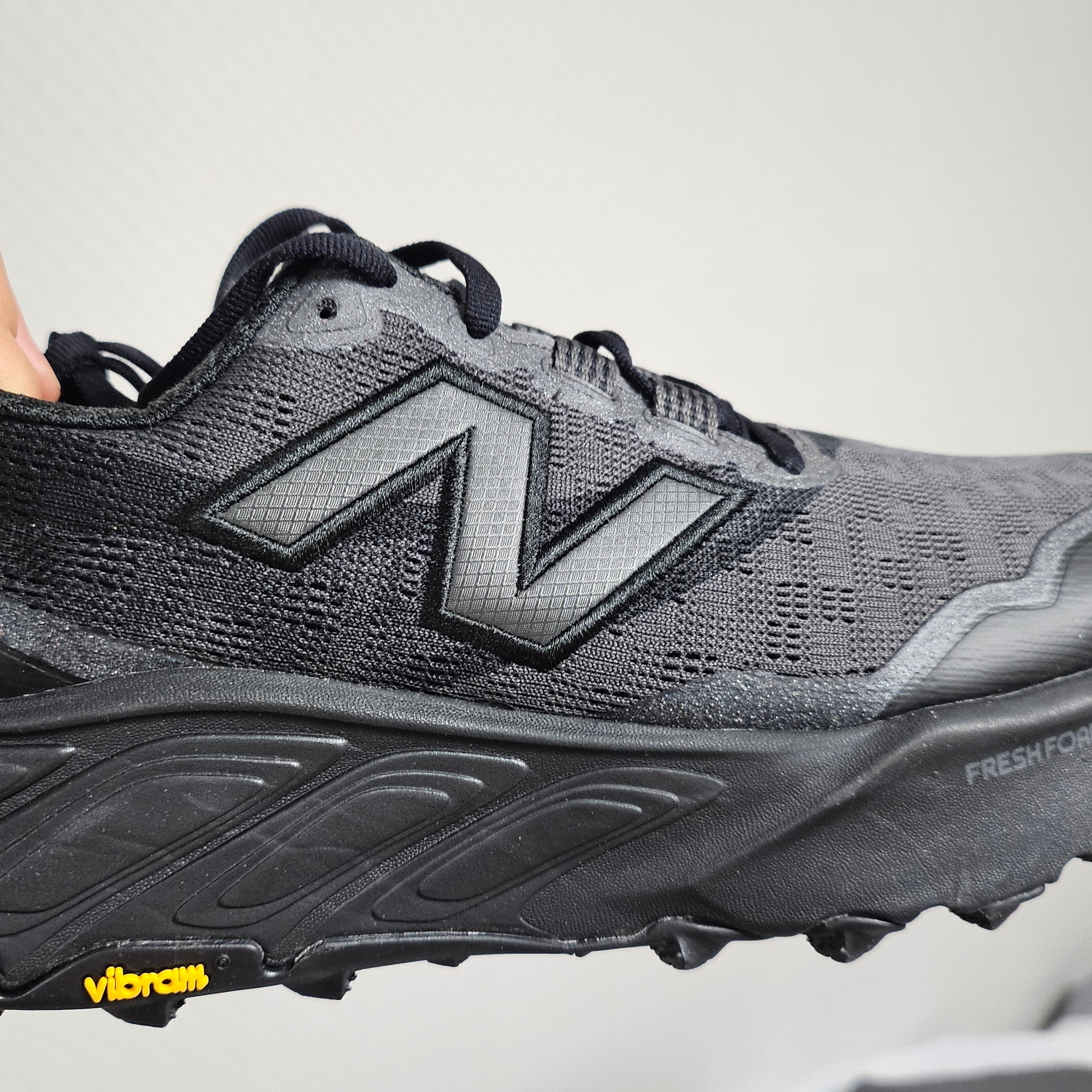 New Balance Fresh Foam X Hierro v9 Black Cement Black 착용 스타일 - 2