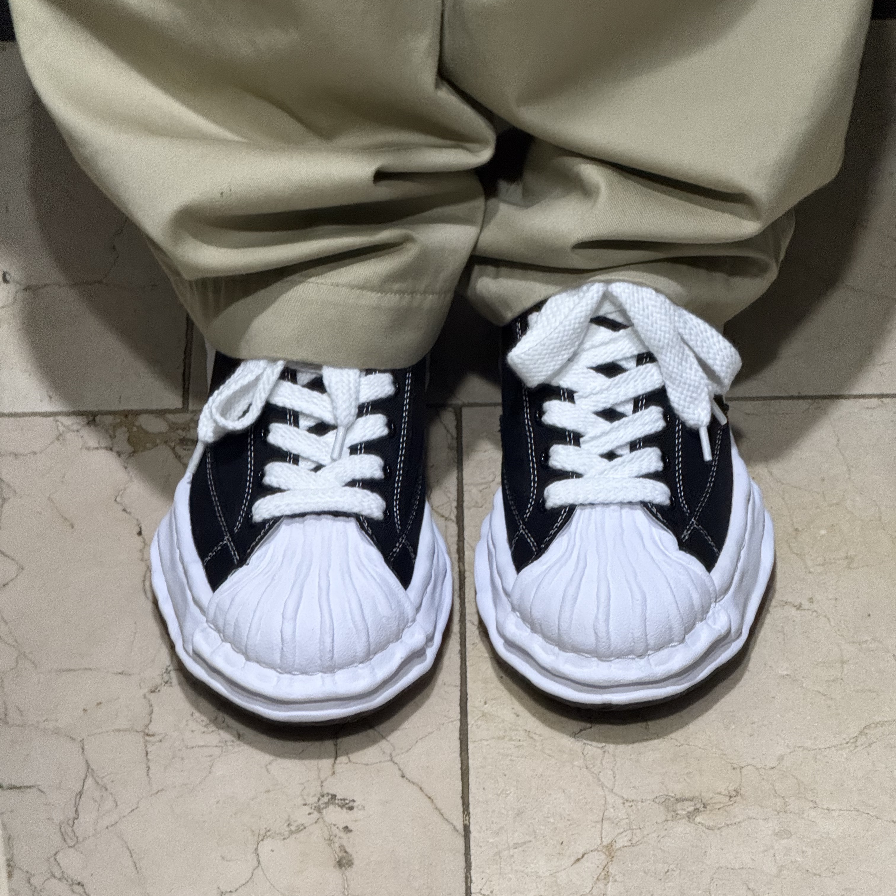 Maison Mihara Yasuhiro Blakey OG Sole Canvas Low-top Sneakers Black White, Nanamica Wide Chino Pants Khaki 착용 스타일 - 1