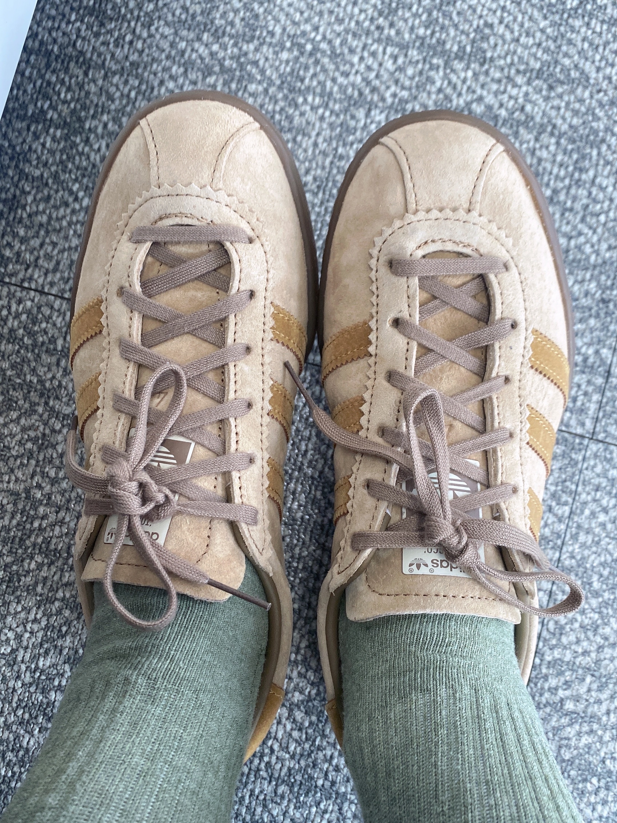 Adidas Tobacco Pantone Mesa 착용 스타일